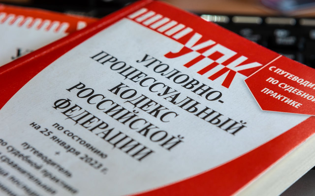 В Херсонской области суд вынес заочный приговор по уголовному делу об участии в незаконном вооруженном формировании Геническим районным судом Херсонской области заочно вынесен приговор по уголовному делу в отношении 33 летнего мужчины Он признаны виновными по ч 2 ст 208 УК РФ участие в незаконном вооруженном формировании на территории иностранного государства в целях противоречащих интересам Российской Федерации Преступление расследовано сотрудниками УФСБ России по Республике Крым и городу Севастополю В суде установлено что с декабря 2015 года осужденный добровольно вступили в вооруженное формирование Крымско татарский добровольческий батальон имени Номана Челебиджихана признанное террористической организацией запрещенной на территории Российской Федерации в котором принимал активное участие в деятельности направленной против интересов Российской Федерации Действуя в составе батальона он выполнял функциональные обязанности по обеспечению деятельности незаконного вооруженного формирования связанные с проверкой лиц и автотранспортных средств на пунктах пропуска на государственной границе между Украиной и Российской Федерации охраной объектов незаконного вооруженного формирования в местах их расположения вблизи населенного пункта Чонгар Генического района Херсонской области В любой момент он мог прекратить свое участие в запрещенной организации и выйти из нее однако в правоохранительные органы с соответствующим заявлением не обратился С учетом мнения прокурора суд приговорил мужчину к 9 годам лишения свободы с отбыванием наказания в исправительной колонии строгого режима с ограничением свободы на срок два года с отбыванием первых двух лет в тюрьме Он объявлен в международный розыск и в отношении его судом заочно избрана мера пресечения в виде заключения под стражу Подписывайтесь Прокуратура Херсонской области