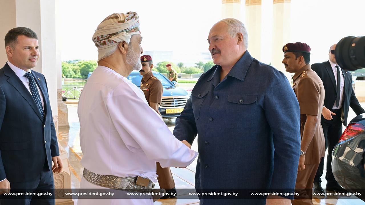 Президент Беларуси Александр Лукашенко 1 декабря во время рабочего визита в Оман проводит встречу с Султаном Омана Хайсамом бен Тареком Аль Саидом Ожидается что лидеры Беларуси и Омана обсудят реализацию уже достигнутых договоренностей дорожную карту подписанную в октябре 2025 года в Минске и новые совместные проекты в промышленности логистике инвестициях и высоких технологиях