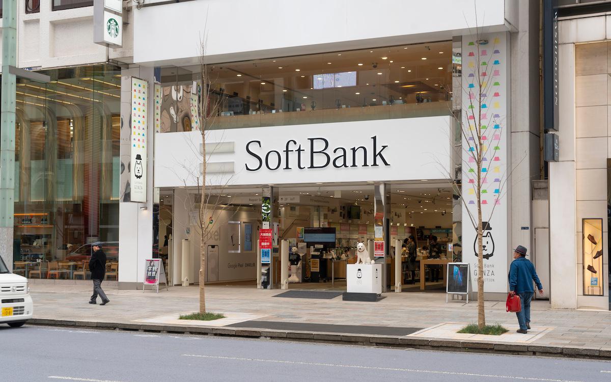 SoftBank Group в 2 раза увеличила прибыль на фоне инвестиций в OpenAI и продажи акций NVIDIA Японская технологическая инвестиционная компания SoftBank Group Corp во втором квартале закончившемся 30 сентября получила прибыль 2 502 трлн иен что эквивалентно 16 23 млрд следует из опубликованной отчетности Для сравнения за аналогичный период предыдущего финансового года компания получила 1 18 трлн иен таким образом за год рост составил около 112 Такой результат был получен в результате резкого прироста прибыли инвестиционного подразделения Vision Fund в основном за счет вложений в разработчика ChatGPT компанию OpenAI а также благодаря продаже всей доли в NVIDIA пишет Bloomberg со ссылкой на отчетность SoftBank Group Доход от инвестиций в OpenAI за квартал составил 2 157 трлн иен 14 млрд а выручка от продажи акций NVIDIA 5 8 млрд К концу марта токийская компания увеличила свою долю в NVIDIA примерно до 3 млрд Как пишет CNBC со ссылкой на брифинг Softbank для инвесторов доходы от ИИ достигли новых максимумов в квартале закончившемся 30 сентября в годовом исчислении рост составил 93 И компания похоже не собирается останавливаться Ожидается что общий объем инвестиций SoftBank в OpenAI к концу декабря этого года достигнет 34 7 млрд Подробнее Японская SoftBank Group в два раза увеличила прибыль благодаря ИИ Подписаться на Сам ты инвестор