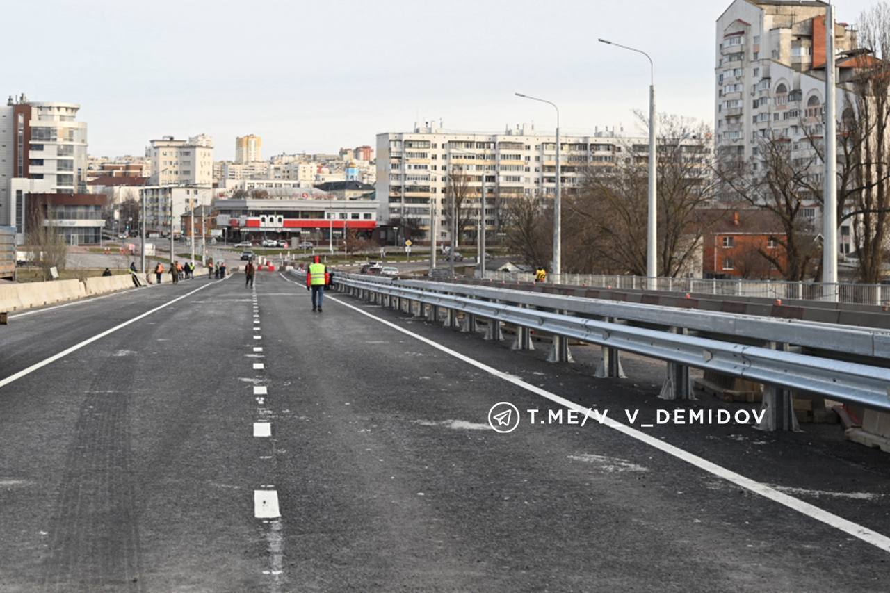 На мосту по улице Н Чумичова открывают движение по четырём полосам Кадрами поделился мэр города Валентин Демидов Основные работы завершены а оставшиеся монтаж освещения покраска и другие движению по открытой части моста не помешают Мэрия Белгород в ТГ ВК MAX