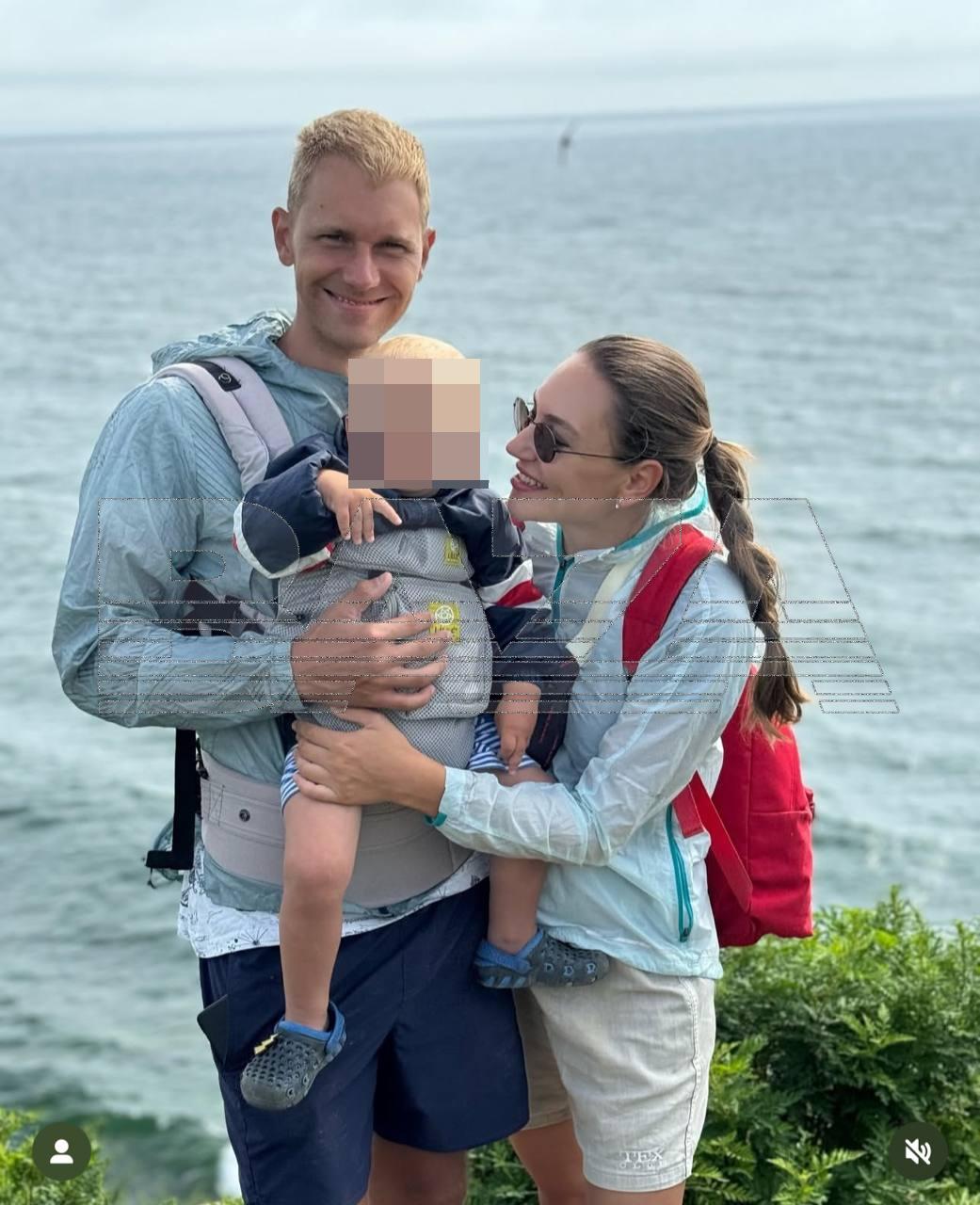 Двухлетний мальчик из России умер после укуса медузы в Малайзии Четыре дня за его жизнь боролись врачи Семья из Хабаровска отдыхала на пляже Сенанг на малайзийском острове Лангкави По данным Базы 15 ноября во время купания в море 2 летнего Вову ужалила ядовитая кубомедуза И хотя мальчика быстро достали из воды на пляже он уже перестал дышать отцу пришлось самостоятельно делать сыну сердечно легочную реанимацию Другие туристы также пришли на помощь и отвезли ребенка в пляжный спасательный центр Далее мальчика срочно доставили в больницу и положили в реанимацию В течение следующих четырех дней врачи боролись за жизнь Вовы но ребенок скончался Семья планирует кремировать сына в Малайзии и только после этого вернуться с прахом на родину После трагедии на острове усилили контроль на пляжах и предупредили туристов о необходимости соблюдать меры безопасности Подписаться Прислать новость