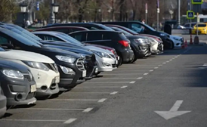 В Ростове со 2 июня появятся новые платные парковки В Ростове со 2 июня появится несколько новых парковочных мест, сообщил департамент автомобильных дорог и организации дорожного движения. Так, на улице Баумана, 10/5 заработает одно парковочное место для транспортных средств, которыми управляют инвалиды или перевозят их. Ещё одно такое же парковочное место будет в переулке Островского, 147. А рядом, от дома №147 до улицы Текучёва, появятся три общедоступных платных парковочных места. Напомним, что с сентября прошлого года в Ростове разрешили пользоваться дневным парковочным купоном, то есть припарковать автомобиль днём, а оплатить услугу уже вечером. Раньше водить был обязан сделать это в течение 15 минут. Сейчас в Ростове размер платы за парковочное место составляет 35 рублей в час, а штраф — 1,5 тысячи рублей. Однако цену за парковку намерены поднять до 70 рублей за час, об этом рассказал директор департамента автомобильных дорог Денис Водопьянов. Подписаться на "Новости Ростова" Прислать новость