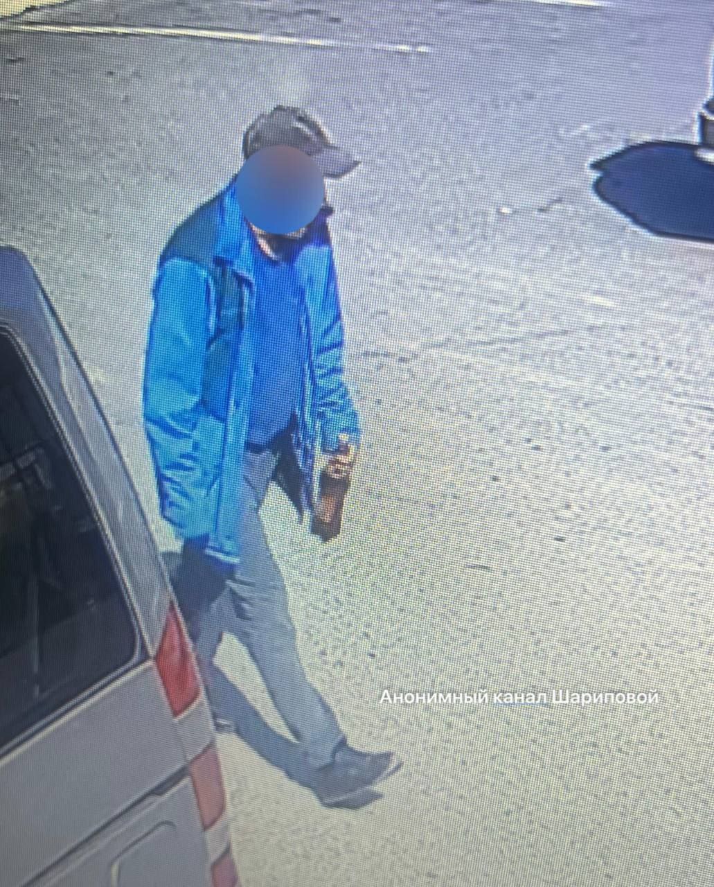 «Находкинский извращенец: мужчину подозревают в жестоком издевательстве над собакой» В Находке разыгралась жуткая история — неизвестный мужчина похитил собаку с рынка "Новый город", а через три дня животное вернулось с разорванным кишечником. Волонтёры в ужасе: "Мы думали, он её убил... но реальность оказалась страшнее".