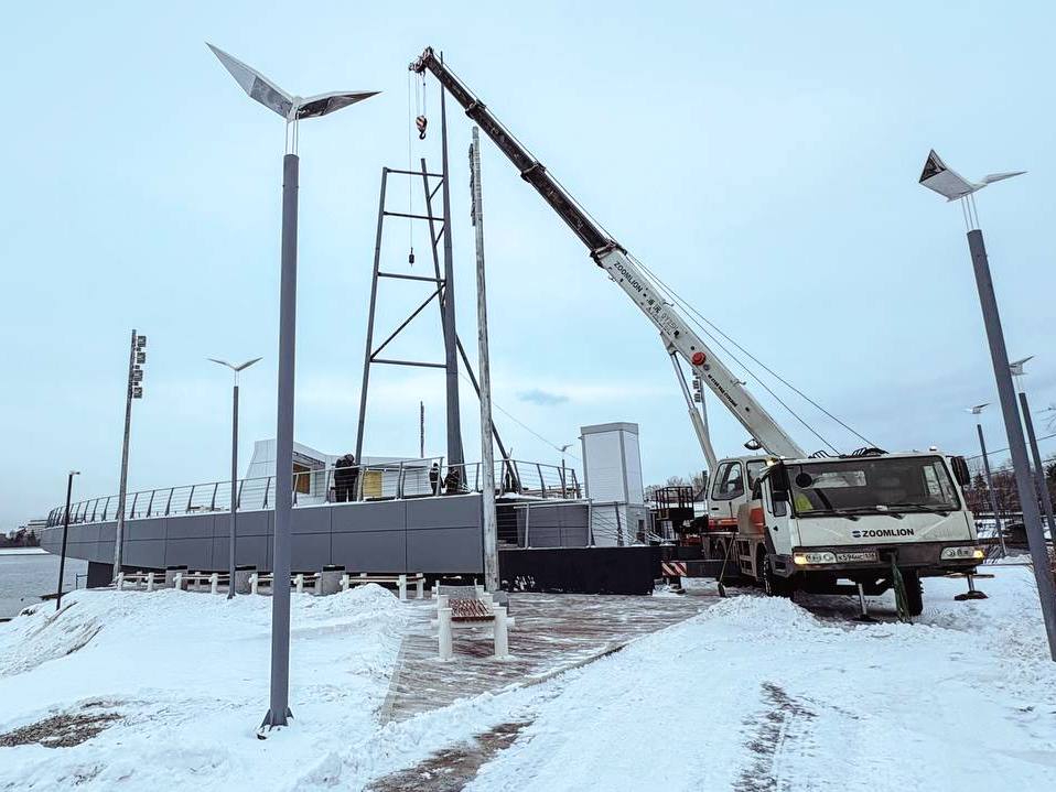 На острове Юность в Иркутске при участии ветеранов ВМФ создают новое общественное пространство Администрация города комплексно обустроила территорию по нацпроекту Инфраструктура для жизни а ветераны Военно морского флота по собственной инициативе и на внебюджетные средства взяли на себя создание центральной художественной доминанты мачты с парусом