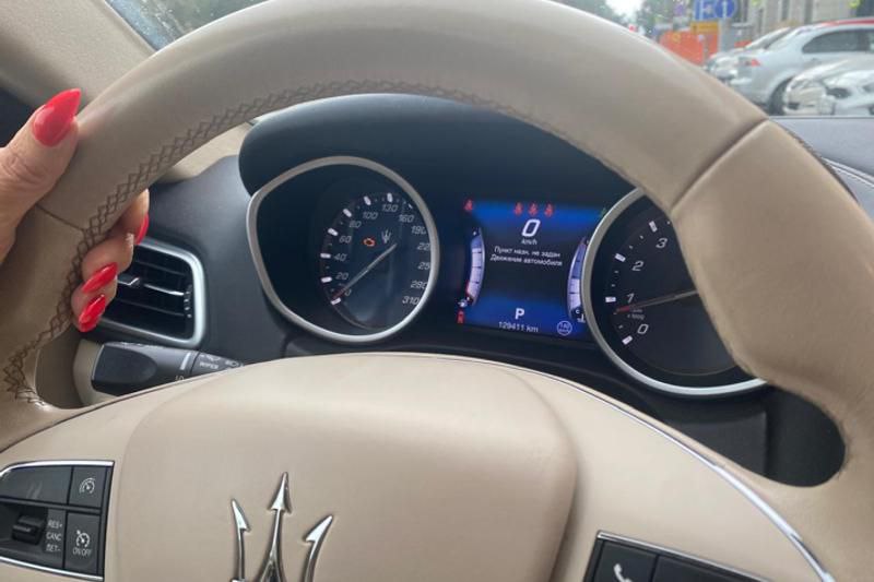 У екатеринбурженки забрали автомобиль Maserati за долги Как сообщает пресс-служба свердловского УФССП, женщина не оплачивала имущественный налог. Сумма задолженности составила 700 тыс. рублей. Женщина прощаться с люксовым автомобилем явно не хотела – приставам она приврала, что машина в другом городе. Однако после средство передвижения нашли в городе и арестовали.