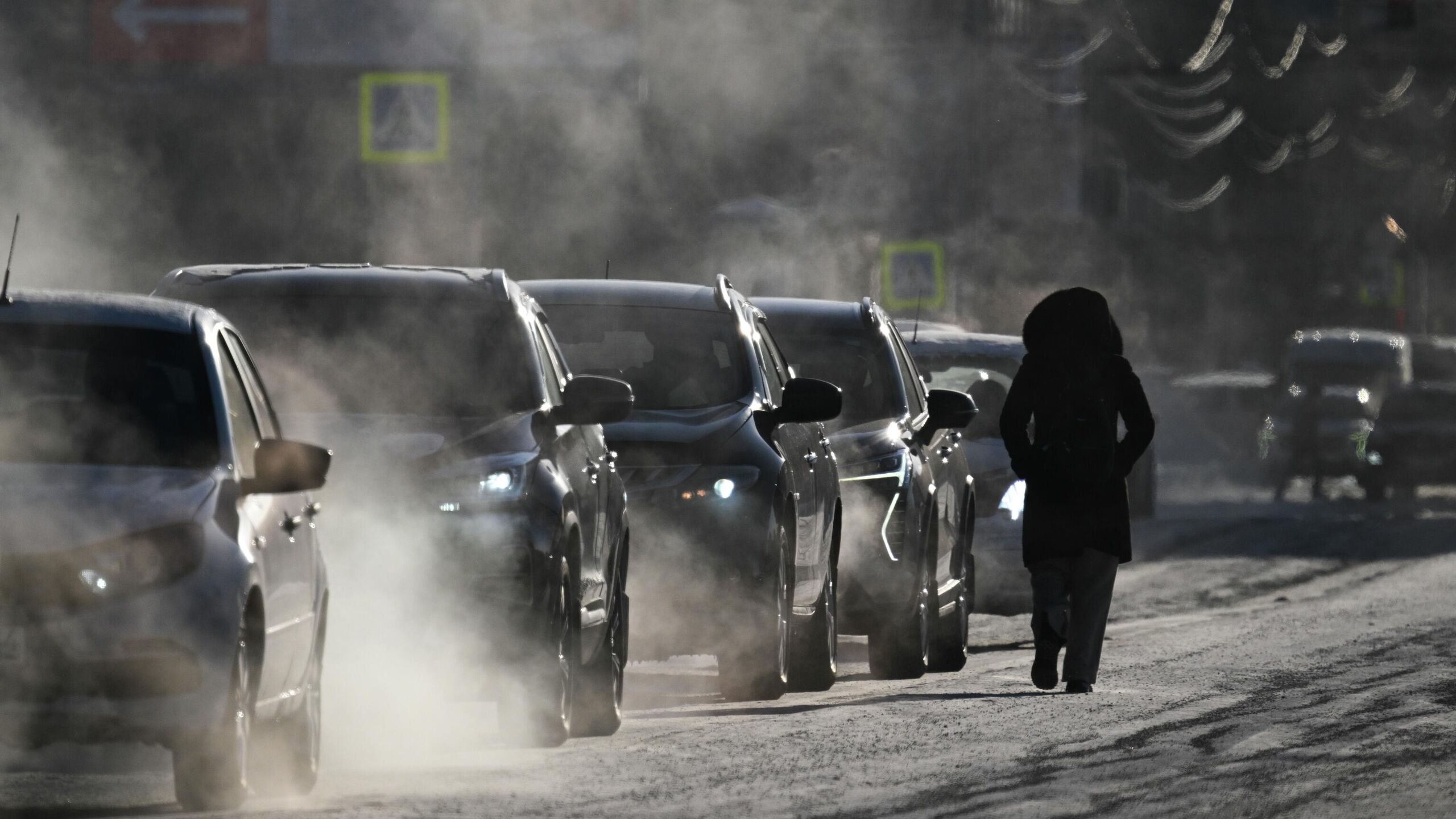 Депутат Госдумы Амир Хамитов Новые люди предложил обязать работодателей оплачивать сотрудникам такси от дома до работы и обратно при сильных морозах если требуется очное присутствие на рабочем месте В ряде регионов морозы ниже минус 25 градусов обычное явление и дорога на работу в таких условиях может представлять прямую угрозу здоровью Если же работодатель настаивает на очном присутствии сотрудника то такие требования должны сопровождаться дополнительными гарантиями В частности логично предусмотреть компенсацию безопасного проезда например оплату такси туда и обратно сказал Хамитов РИА Новости По его словам это справедливый подход который распределяет ответственность и снижает риски для работников Кроме того по мнению депутата необходимо давать сотрудникам возможность удаленной работы при экстремально низких температурах так как это вопрос не комфорта а безопасности и здравого смысла