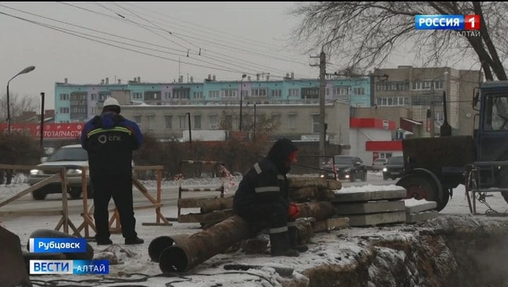 В Рубцовске только к утру коммунальщики ликвидировали аварию на теплосетях.  Особенно холодной выдалась минувшая ночь для жителей рубцовского микрорайона Черемушки.  Тысячи людей остались без отопления. К утру коммунальщики всё же устранили аварию на теплосетях.  По информации Рубцовского подразделения СГК, порыв квартальной сети оставил без тепла 34 многоквартирных и частных дома по улицам Северной, Тракторной, Алтайской, Тихвинской, Октябрьской и Светлова.  В устранении аварии было задействовано шесть единиц спецтехники. Аварийно-восстановительная бригада работала всю ночь, с 5:00 тепловая сеть была на циркуляции, подача тепла восстановлена.  #дневнойвыпуск