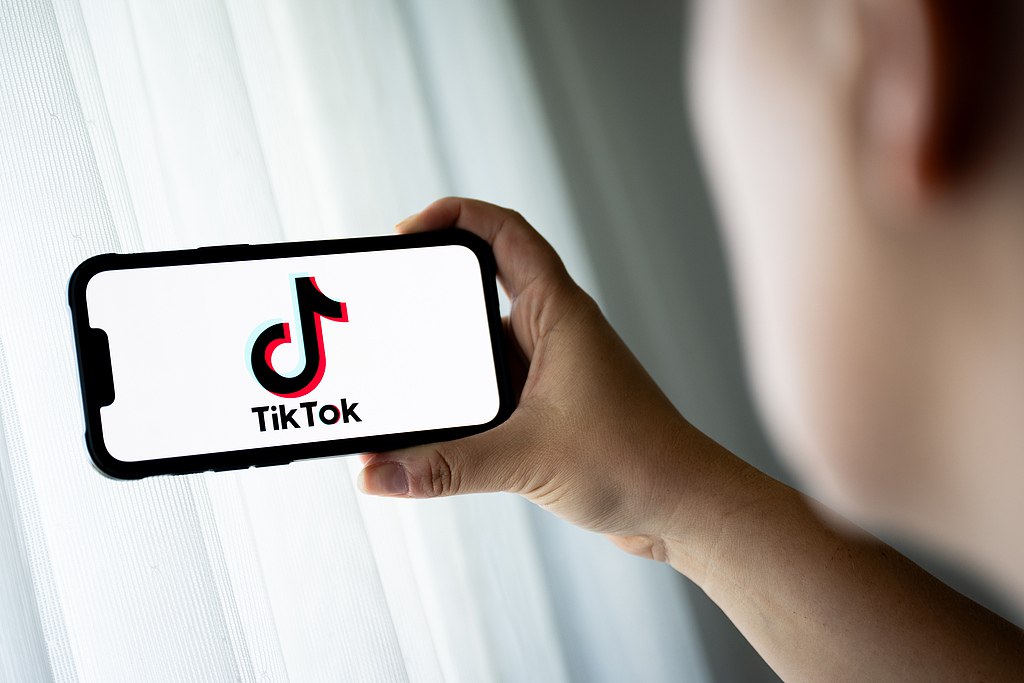 Команды Китая и США проведут переговоры по TikTok и другим вопросам в Испании Как отметили в Минкоммерции КНР Пекин твёрдо привержен защите законных прав и интересов своих предприятий и будет решать вопрос TikTok в соответствии с законами и нормативными актами Официальный представитель ведомства подчеркнул что китайское правительство придаёт большое значение защите конфиденциальности и безопасности данных и никогда не требовало и не будет требовать от каких либо предприятий или частных лиц сбора или предоставления данных находящихся за рубежом в нарушение местных законов TikTok тарифы Фото VCG