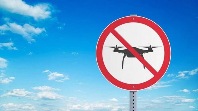 Запрет на запуск БПЛА во время праздника «Ысыах Туймаады-2025» ввели в Якутске Запрет на использование беспилотников во время «Ысыаха Туймаады-2025» ввели в столице республики для обеспечения безопасности. Об этом сообщает пресс-служба мэрии Якутска. Запрет будет действовать 28 и 29 июня текущего года в местности «Үс Хатыҥ». Исключение составляют аккредитованные средства массовой информации, которые смогут использовать БПЛА для освещения события. Данная мера направлена на обеспечение безопасности участников и гостей праздника. Окружная администрация напоминает, что несанкционированный запуск беспилотников является правонарушением и может повлечь за собой административную и уголовную ответственность. Организаторы призывают всех участников праздника соблюдать установленные правила и обеспечивать безопасность на мероприятии.