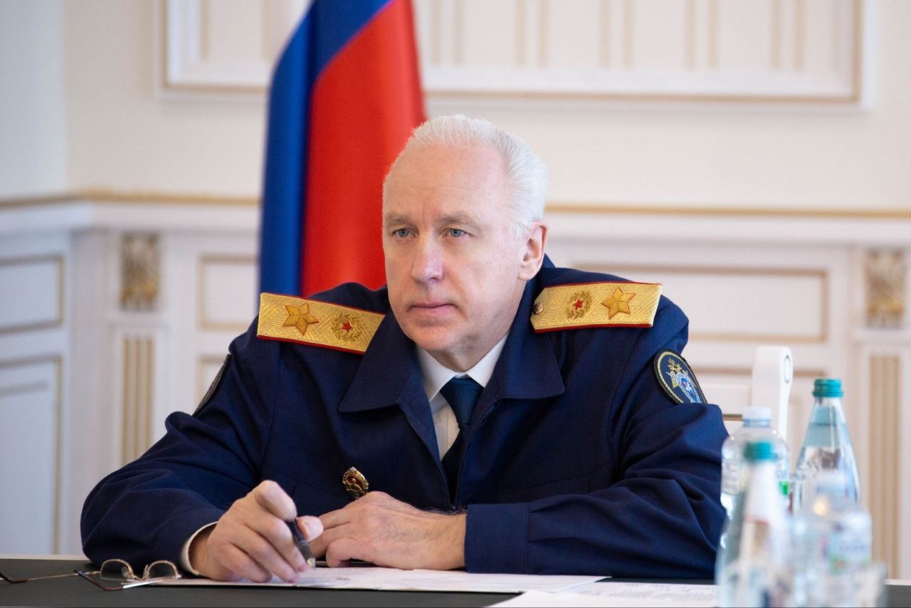 Глава СК РФ взял на контроль дело о нападении на школьника в Находке    Председатель Следственного комитета России Александр Бастрыкин потребовал доложить о ходе расследования инцидента с 13-летним мальчиком, получившим огнестрельное ранение в лицо из пневматического пистолета.    По факту происшествия возбуждено уголовное дело по статье 111 УК РФ  умышленное причинение тяжкого вреда здоровью . Пострадавший подросток госпитализирован с серьезной травмой глаза.    Руководитель Приморского управления СК Эдуард Трубчик должен предоставить Бастрыкину подробный отчет об установленных обстоятельствах нападения.
