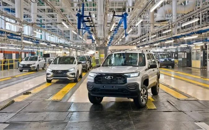 АвтоВАЗ выделит свыше 530 млн руб на модернизацию производства Как сообщила пресс служба автопроизводителя в период с 1 по 13 мая компания проведет комплекс работ установит новое оборудование для запуска кроссовера Lada Azimut модернизирует линию сборки семейства Lada Niva выполнит текущий ремонт и обслуживание производственных систем Планируется выполнить более 15 тыс работ суммарно 110 тыс человеко дней В рамках модернизации предусмотрят пусконаладочные работы новых обрабатывающих центров в двигательном производстве для моторов объемом 1 6 л свыше 120 л с и 1 8 л свыше 130 л с обновление оборудования в цехах окраски и сварки модернизацию автосборочного комплекса Autonews в Telegram VK Канал РБК в Mакс