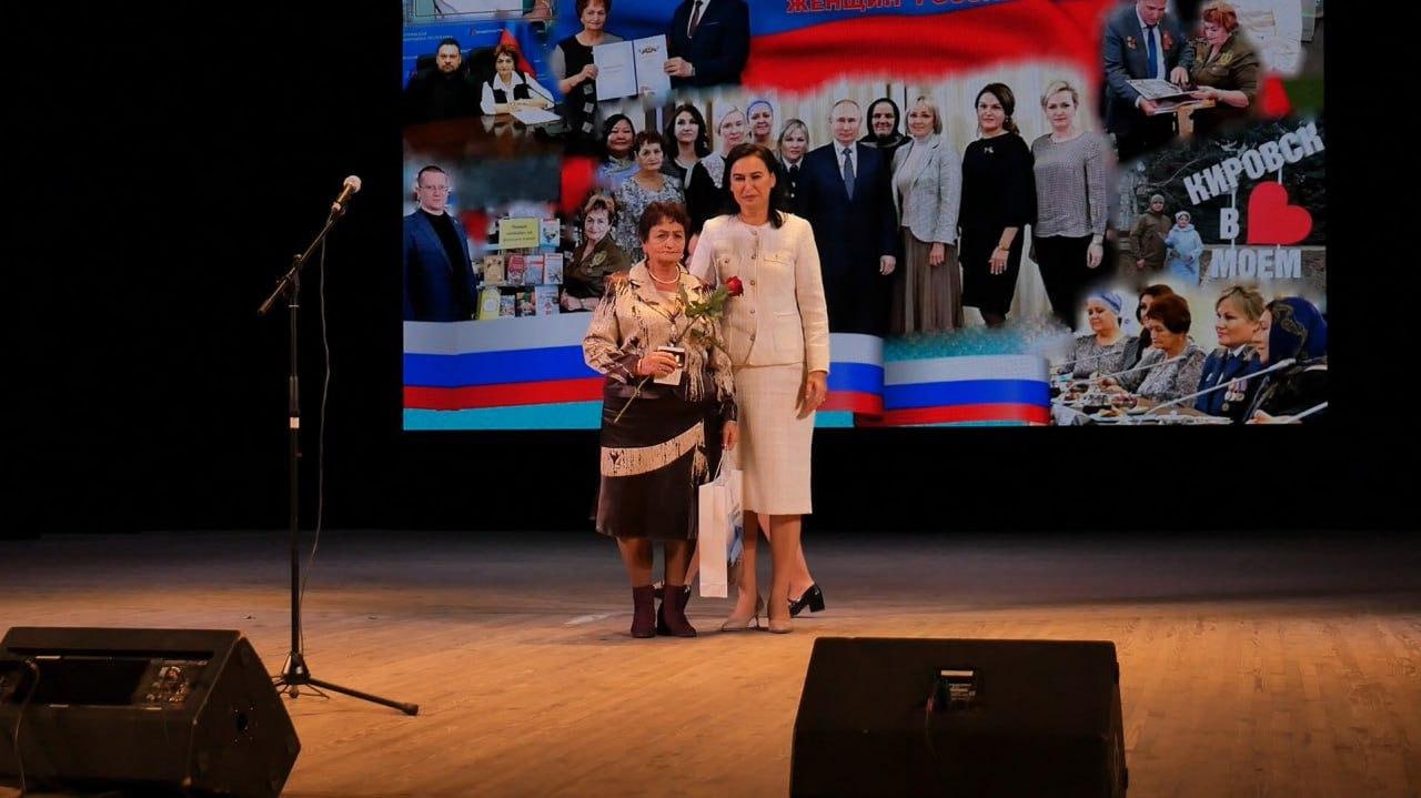 В Луганске прошли торжества посвященные Дню матери Матерей со всей Республики пригласили сегодня в Луганский дворец культуры имени Ленина чтобы поздравить с прекрасным праздником Днём матери Организаторами торжеств выступили Единая Россия Ассоциация местного самоуправления и Союз женщин России Как отметил руководитель Администрации Главы ЛНР Алексей Самойлов это мероприятие знак любви и уважения к нашим мамам В России много программ которые направлены на поддержку семей и мам Каждый из руководителей кто выходил на эту сцену с поздравлениями говорил о важности и нужности о силе духа наших женщин Многих и многих кто активно занимается общественной деятельностью кто является руководителями разных уровней и многодетными матерями наградили грамотами и благодарностями от Главы Республики Народного Совета Союза женщин и других организаций Памятной медалью от Союза Женщин России была награждена и временно исполняющий полномочия главы города Луганска Яна Пащенко Она пожелала всем матерям тепла в душе и радости от детей Как сказала на торжествах сенатор от ЛНР Ольга Басс совсем недавно на государственном уровне статус Матери героини приравнен к званию Героя России и Героя труда Это высшее признание роли матери в нашей стране