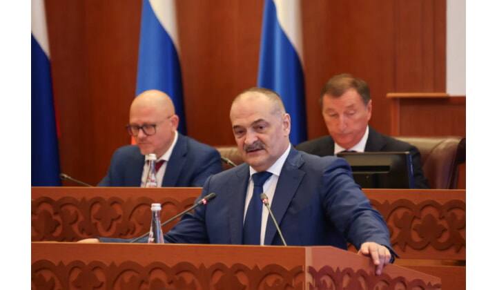 В Дагестане официально стартовала республиканская программа Доблесть гор разработанная по инициативе главы региона Сергея Меликова Этот проект являющийся региональным аналогом федеральной программы Время героев для участников СВО нацелен на профессиональную переподготовку военнослужащих в сфере государственного и муниципального управления О старте программы Сергей Меликов ранее докладывал Владимиру Путину Годичная образовательная программа рассчитанная на 502 академических часа посвящена изучению вопросов государственной политики и системы управления Ее реализацией займется Высшая школа государственного управления РАНХиГС при участии опытных наставников и экспертов По итогам отборочного этапа включавшего тестирование и очные собеседования общественный совет определил 35 военнослужащих которые пройдут обучение еще 62 участника включены в резерв программы Первый двухнедельный модуль пройдет в очном формате с полным погружением в образовательный процесс включая проживание на территории лагеря Это позволит участникам не только сосредоточиться на обучении но и активно обмениваться опытом