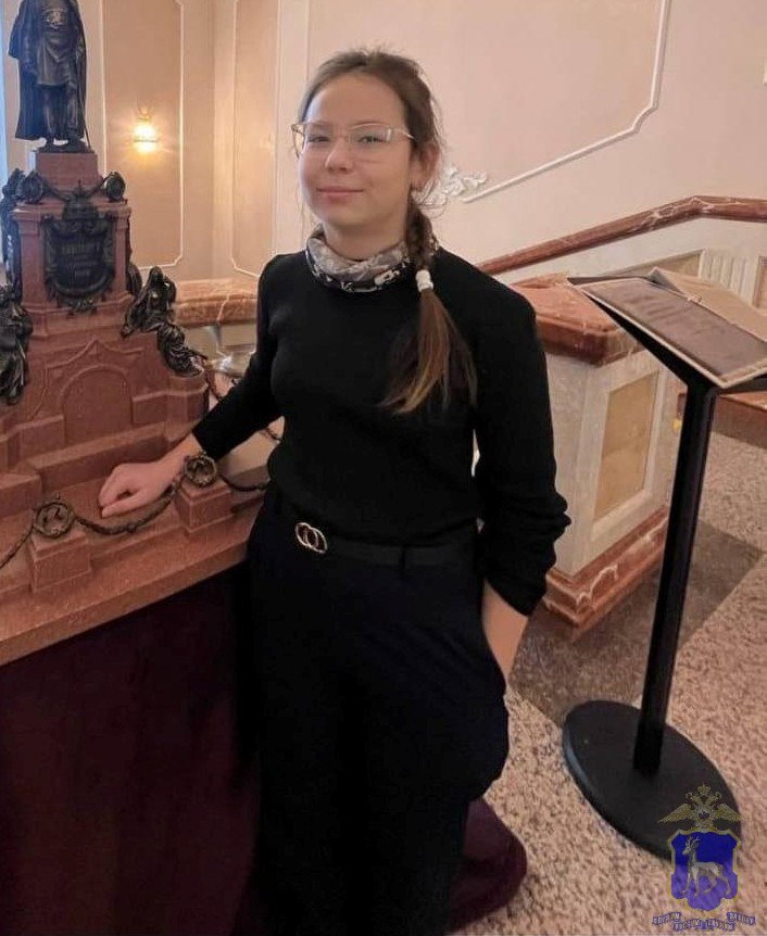 Сотрудники полиции разыскивают 13-летнюю жительницу Ставропольского района. Полицейскими разыскивается без вести пропавшая 13-летняя Савина Александра, которая 5 июля ушла из дома, расположенного в селе Узюково Ставропольского района и до настоящего времени ее местонахождение неизвестно. На розыск несовершеннолетней ориентированы все подразделения отдела полиции: участковые уполномоченные полиции, сотрудники уголовного розыска, инспекторы по делам несовершеннолетних и госавтоинспекторы. Ориентировка с приметами девочки направлена в службы и подразделения самарской полиции, организации правоохранительной направленности. Приметы разыскиваемой: на вид 13-14 лет, рост 155 см, нормального телосложения, волосы темно-русые длинные, глаза голубые. Особые приметы: носит очки Была одета: в черную ветровку, футболку черного цвета, тёмные штаны, белые кеды. Всем, кому что-либо известно о местонахождении несовершеннолетней, просьба сообщить в Отдел МВД России по Ставропольскому району по телефону 8 8482 93-66-99.