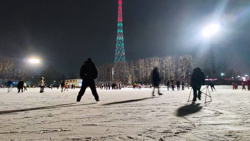 Пермь заняла 13-е место из 16 в рейтинге крупнейших городов России по доступности платных катков. Об этом пишет «Новый компаньон» со ссылкой на данные сервиса 2ГИС. В среднем выход на лед в Перми стоит 285 рублей, а с прокатом коньков — 555 рублей за сеанс. Эти показатели превышают общероссийскую среднюю стоимость в 275 рублей за свои коньки и 500 рублей с прокатом.  Самым доступным городом стала Казань, где катание стоит 100 рублей, а с прокатом — 190 рублей. Самые дорогие катки оказались в Санкт-Петербурге  800 рублей с прокатом  и Москве  750 рублей .  Источник    ЧП Пермь    Прислать новость