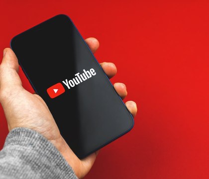 Видеосервис YouTube начал борьбу с «массово производимыми» и «повторяющимися» ИИ-роликами Как сообщает TechCrunch, 15 июля 2025 года популярный видеосервис YouTube обновит свою политику, чтобы ограничить возможности создателей контента получать доход от массово генерируемых и повторяющихся роликов. В первую очередь речь идет о видео, создаваемых при помощи технологий искусственного интеллекта ИИ . Читать далее