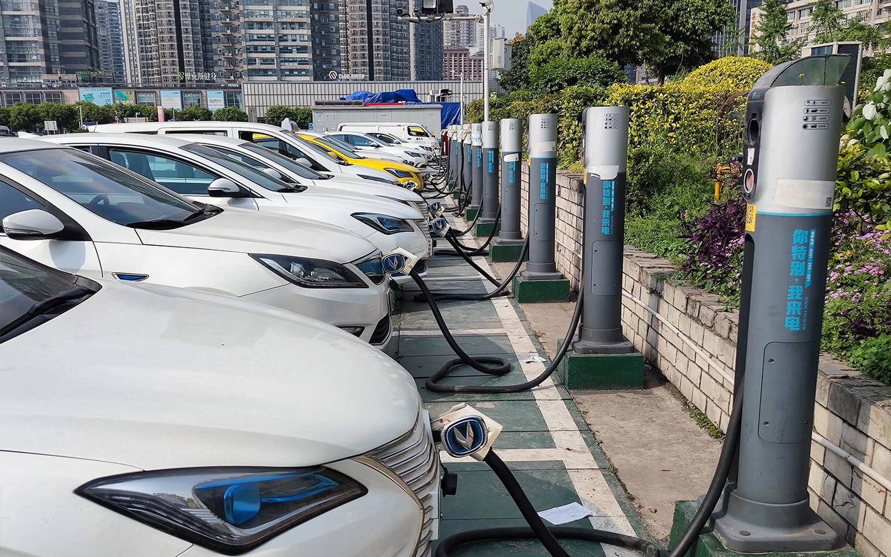 В Китае отказались поддерживать владельцев электрокаров Что произошло Китай исключил электромобили из списка стратегических отраслей промышленности в своем пятилетнем плане развития на 2026 2030 годы сообщил Reuters Отрасль исключили из плана впервые за более чем 10 лет из за проблем с избыточным предложением на рынке Производители электромобилей из за отсутствия отрасли в стратегическом плане могут потерять государственные субсидии В новом долгосрочном плане китайское правительство намерено инвестировать в квантовые технологии биопроизводство водородную энергетику и ядерный синтез