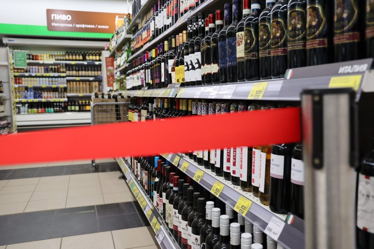 Продажа крепкого алкоголя приостановлена в 25 магазинах «Северный градус» на Вологодчине Губернатор Георгий Филимонов сообщил о приостановлении продажи крепкого алкоголя в 25 торговых точках сети «Северный градус». «Причиной стали выявленные нарушения областного закона, регулирующего продажу алкоголя на территории Вологодской области. Компания своевременно не предприняла меры, чтобы исправить ситуацию. Действие лицензии временно приостановлено», - отметил глава региона. Всего с начала года закрылось или полностью прекратили продажу спиртного 360 алкомаркетов, ликвидировано 40 «наливаек». Также в регионе постепенно сворачивается торговля вейпами: закрыты 109 точек из 316. Палисад Media Подписывайтесь