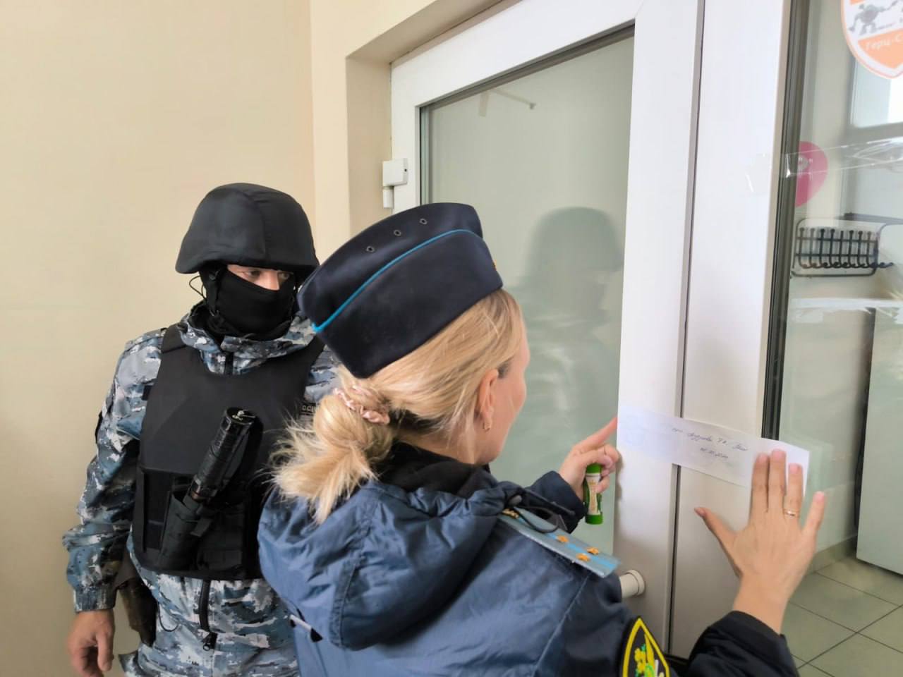 Суд в Норильске закрыл кафе после массового отравления    В Норильске судебные приставы опечатали кафе, деятельность которого приостановлена на 60 суток по решению суда.    Поводом стала вспышка кишечной инфекции в июне: 16 человек отравились после употребления шаурмы. Проверка Роспотребнадзора выявила многочисленные нарушения.    Хозяйка кафе признала вину и пообещала устранить нарушения. Суд учел угрозу здоровью граждан и вынес решение о временном закрытии заведения.    Приставы, прибыв на место, обнаружили, что кафе уже не работает. Они опечатали помещение и оборудование, предупредив владелицу об ответственности за досрочное возобновление деятельности.    Норильск NEWS    Прислать свою новость   Наш ЧАТ