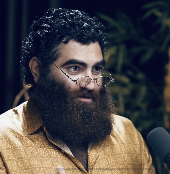 Арсен Маркарян признал свою вину он попросил суд рассмотреть его дело в особом порядке без исследования доказательств Блогер Арсен Маркарян обвиняемый в оскорблении памяти защитников Отечества попросил суд рассмотреть его дело в особом порядке Особый порядок предполагает полное признание вины Взамен судья не может назначить наказание превышающее две трети от максимального по его статье ВПШ