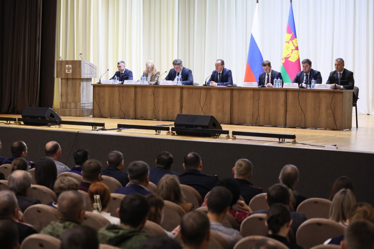 Вениамин Кондратьев: Стратегия социально-экономического развития кубанского Приазовья до 2030 года повлияет на развитие Приморско-Ахтарского округа  Губернатор провел встречу с активом в Приморско-Ахтарске. В мероприятии приняли участие вице-губернаторы, руководители министерств, местные жители.   – Азовское побережье – территория с большим потенциалом. Приморско-Ахтарский район стал муниципальным округом. Это сделано для достижения более эффективных способов управления поселениями, формирования единого бюджета. Также на прошлой неделе утвердили стратегию социально-экономического развития кубанского Приазовья до 2030 года. И особое внимание уделили именно Приморско-Ахтарскому округу. Стратегия включает конкретные мероприятия по созданию жилищной, коммунальной, социальной, туристической инфраструктуры. Все это найдет прямое отражение на качестве жизни людей. Уверен, темпы развития округа ускорятся, и в течение пяти лет мы увидим результаты, – сказал Вениамин Кондратьев.