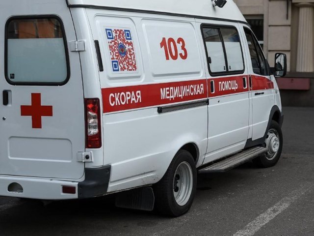 В ГИБДД объяснили какое наказание предусмотрено для водителей которые преграждают путь скорой помощи в жилом комплексе В жилом комплексе Самолет в Люберцах снова возникла проблема с проездом машины скорой помощи к пациенту из за неправильно припаркованных автомобилей Жители опубликовали фотографии с места происшествия в соцсетях Судя по снимкам машины жильцов занимают все доступное пространство для парковки иногда стоя даже в два ряда Местные жители отмечают что подобные ситуации происходят не впервые В соцсетях регулярно появляются видео и фото где машины скорой помощи пытаются проехать по территории ЖК или застревают В окружном отделе Госавтоинспекции сообщили корреспонденту REGIONS что если водитель припарковавший автомобиль с нарушением находится на месте ему выпишут штраф