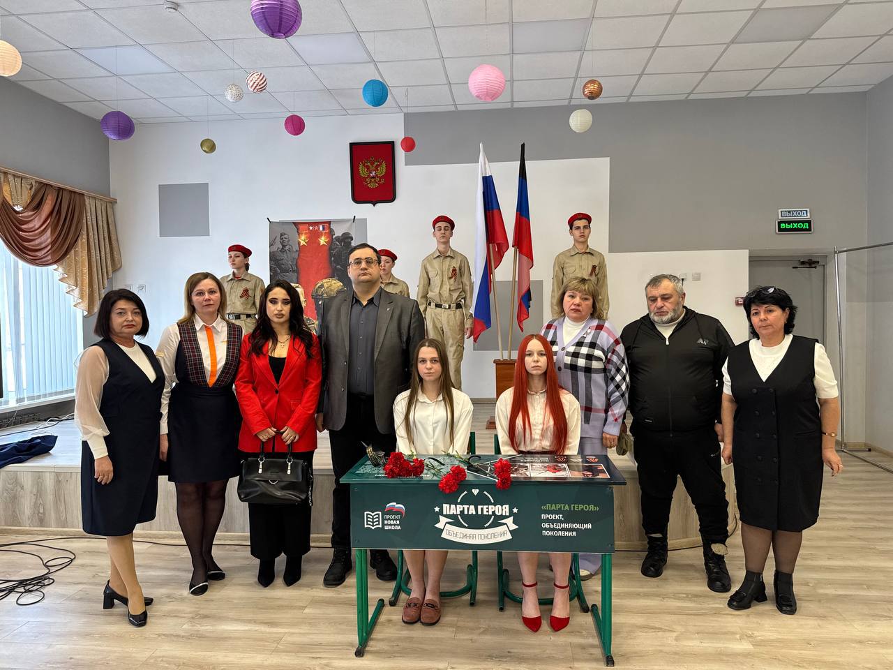 В школах Донецкой Народной Республики установили уже почти 900 Парт Героя в память об участниках специальной военной операции   Только в 2025 году их открыли больше 175 в более чем 160 учебных заведениях в 2026 году планируют добавить ещё свыше 200 Последнюю парту поставили в Урзуфской школе Мангушского округа и посвятили выпускнику Андрею Ставрулову Он служил старшим наводчиком гранатомётного отделения в 4 разведывательно штурмовом батальоне спецназа дослужился до ефрейтора и в марте 2022 года погиб при выполнении боевой задачи в селе Двуречное Харьковской области Посмертно его наградили медалями За казачий поход За боевые заслуги и Участник специальной военной операции Об этом сообщила вице премьер правительства ДНР Лариса Толстыкина