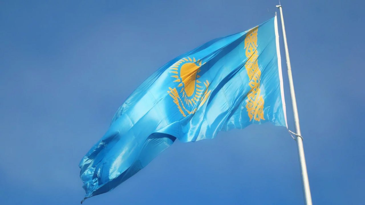 Иностранцам станет проще сдать экзамен по казахскому языку для получения гражданства С прошлой осени иностранцев, претендующих на гражданство Казахстана, обязали сдавать экзамен на знание казахского языка, Конституции и истории страны. Теперь правила сдачи хотят изменить. Министерство науки и высшего образования опубликовало соответствующий законопроект на портале «Открытые НПА». Предлагается снизить порог по знанию языка с 36 баллов до 15. Но при этом повысить уровень знания Конституции РК с девяти баллов сразу до 20. Порог по знанию истории Казахстана останется прежним — 15 баллов. «Это изменение обеспечит максимально равное соотношение количества вопросов по тестированию претендентов на гражданство РК по каждой дисциплине и снизит пороговый уровень на 10 %», — пояснили в министерстве. С какими трудностями сталкиваются люди при получении казахстанского гражданства, читайте выше. • Фото: Envato Elements.