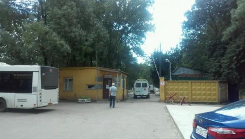11 летнего мальчика изнасиловали в психбольнице Краснодара Мать 11 летнего пациента краснодарской психбольницы Елена сообщила СМИ о случае сексуального насилия свидетелем которого стал её сын В ту ночь в палате находились дети и подростки разных возрастов После инцидента часть пациентов перевели в другие палаты увеличили дозу лекарств с некоторыми провели беседу Елена обратилась в Следственный комитет но официального заявления пока нет На следующий день стало известно что насильник выписан в больницу прибыла проверка Прокуратура Краснодарского края взяла ситуацию под контроль Блокнот Краснодар в МАХ подпишись