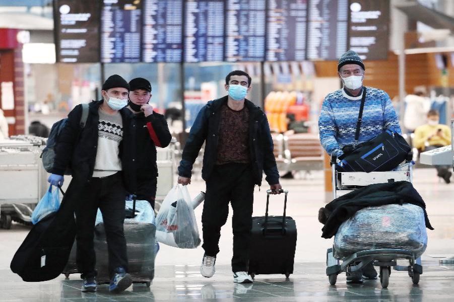 Только здоровые и трезвые. В Госдуме предложили ужесточить правила въезда в страну для трудовых мигрантов Теперь въезд в Россию может стать закрыт для тех, кто болен ВИЧ, гепатитом B и C, сифилисом или туберкулёзом. Как сообщил депутат Ярослав Нилов, при пересечении границы мигранты будут обязаны предъявить медицинскую страховку, справки об отсутствии опасных заболеваний, а также свежий не старше 72 часов тест на наркотики и психотропные вещества. Данная мера будет направлена на снижение нагрузки на систему здравоохранения. «Мигранты должны восполнять кадровый дефицит, а не создавать дополнительных медицинских сложностей», - пояснил депутат. Царьград.ТВ — Не боимся говорить правду Подпишись