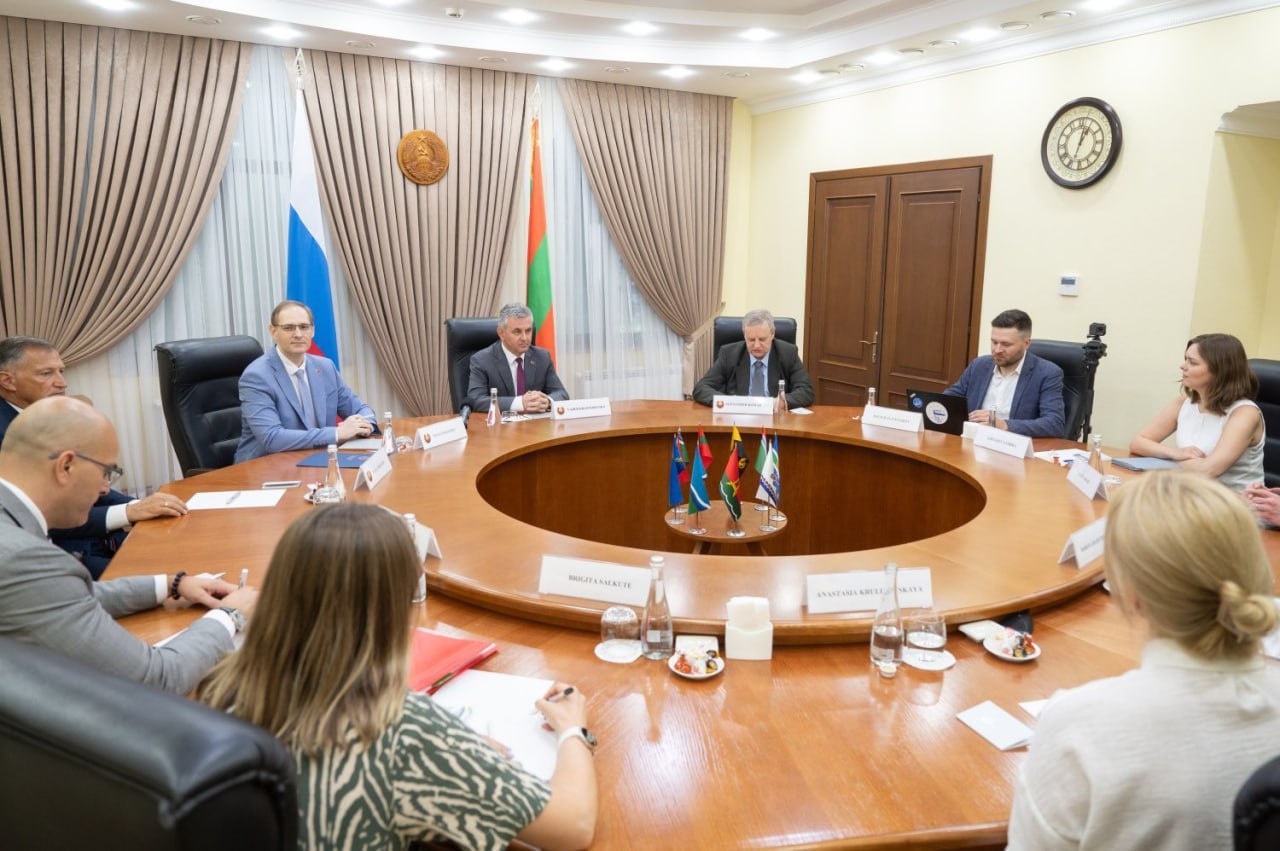 Прошла встреча Вадима Красносельского с представителями ЕС  Во главе с Доротой Длоухи-Сулигой обсуждалась текущая ситуация и продолжение переговорного процесса. Президент ПМР подчеркнул важность формата «5+2» и выразил готовность Приднестровья к диалогу.  «Как любая война заканчивается миром – других формул не существует, так и в нашей ситуации придем к необходимости продолжения переговорного процесса», – выразил уверенность Вадим Красносельский, призвав не терять напрасно времени.   Европейская сторона подтвердила заинтересованность в обсуждении в условиях нестабильности.  Пресс-служба Президента ПМР