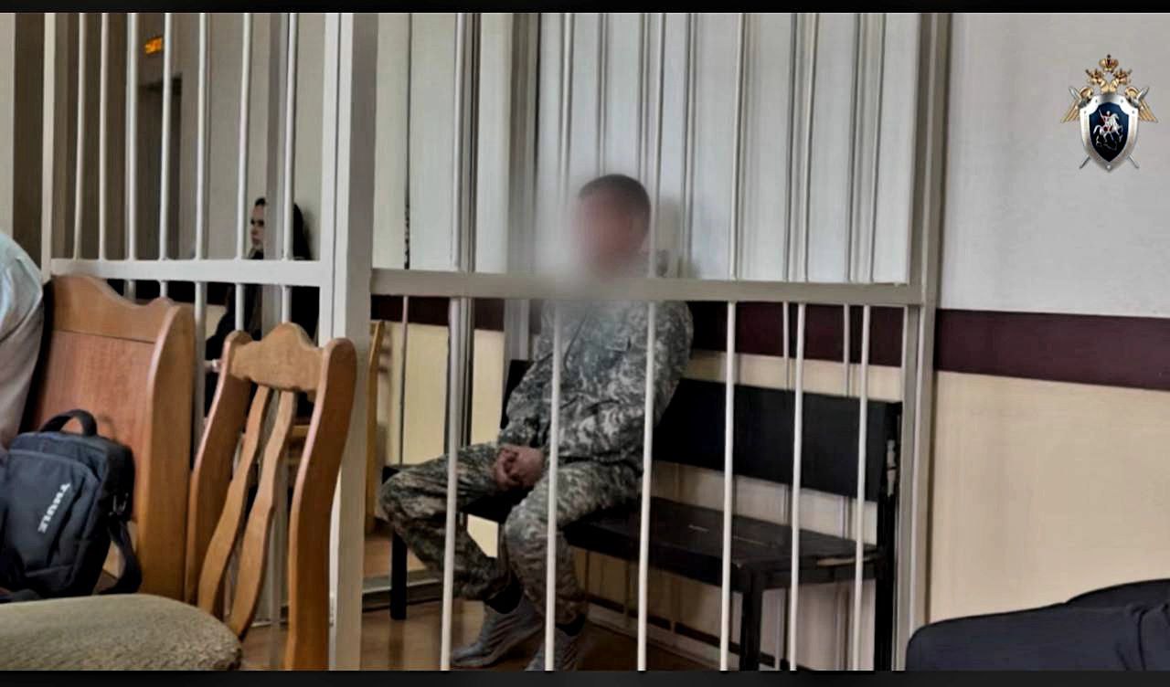 Возбуждено уголовное дело в отношении жителя Славянки который обвиняется в убийстве сообщает Следком Приморья Следственными органами СКР по Приморскому краю возбуждено уголовное дело в отношении 25 летнего жителя Славянки который обвиняется в убийстве ч 1 ст 105 УК РФ По версии следствия в ночь на 14 сентября 2025 года фигурант во время конфликта с 37 летним потерпевшим на улице Ленинской в Славянке нанес ему удар ножом в область грудной клетки От ранения потерпевший скончался Ссора возникла вовремя совместного распития спиртных напитков В настоящее время фигурант взят под стражу С участием подозреваемого проведена проверка показаний на месте в ходе которой он показал механизм своих действий По уголовному делу назначены судебные экспертизы допрашиваются свидетели