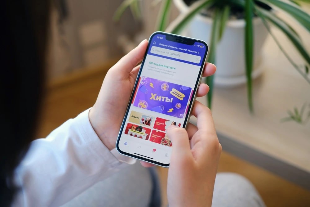 Wildberries закрыл данные о продажах своих селлеров с середины сентября аналитические сервисы не видят актуальные продажи заказы и остатки товаров более 100 единиц пишет Коммерсант В компании заявили что изменения связаны с многочисленными обращениями продавцов о фактах недобросовестной конкуренции Селлеры могут получить информацию в личном кабинете или через персональный токен для подключения к официальному WB API Ранее Wildberries давал доступ аналитическим сервисам к информации об остатках товаров на своих складах Продажа таких данных селлерам была большим бизнесом с оборотом в несколько миллиардов рублей