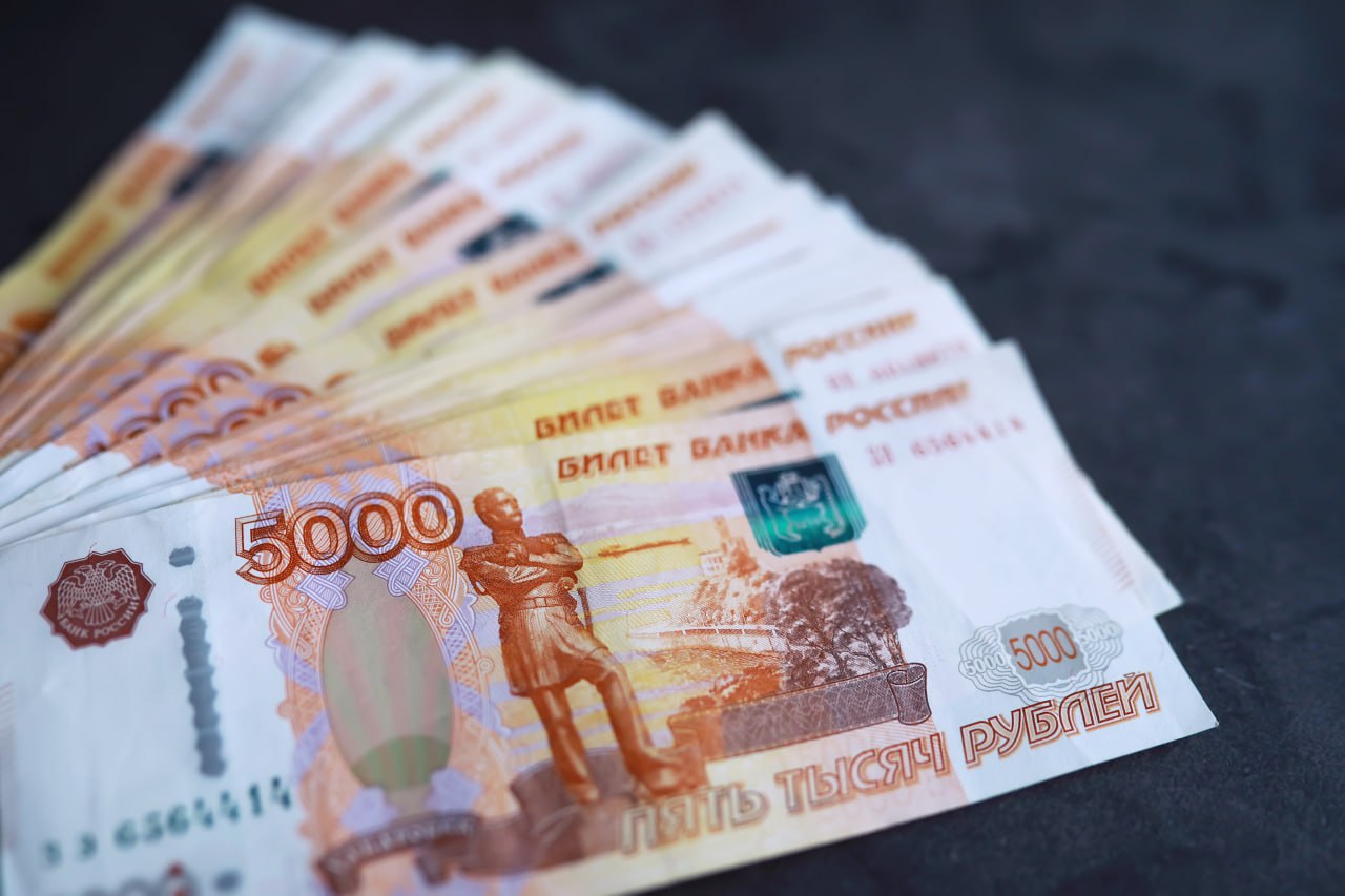 «Письмо из налоговой» стоило сахалинке 300 тысяч 61-летняя жительница Углегорского района стала жертвой продуманной мошеннической схемы. Все началось с звонка от якобы «сортировочного центра», а дальше в дело вступили фейковые сотрудники Госуслуг и банка. Они убедили женщину, что на ее имя оформлен кредит, и для «безопасности» нужно перевести свои деньги на «резервный» счет. Сахалинка послушалась — и лишилась 300 тысяч рублей. Возбуждено уголовное дело. Источник: УМВД РФ по Сахалинской области #Местное Прислать новость Буст