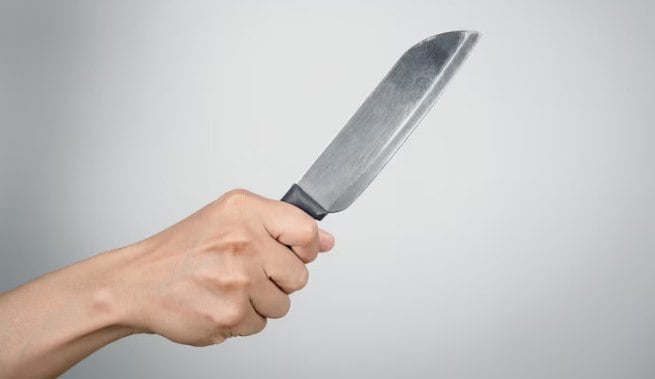 Замечание спровоцировало конфликт с поножовщиной в ТЦ на востоке Москвы  В одном из торговых центров на востоке Москвы произошла потасовка, начало которой положило замечание. Об этом сообщает Telegram-канал «Осторожно, Москва».  Пресс-служба уведомляет, что инцидент произошел в ТЦ, расположенном на Окружном проезде. Сообщается, что 46-летний мужчина, находившийся в торговом центре с семьей, сделал замечание группе молодых людей за брань в адрес кассира. В ответ на это…