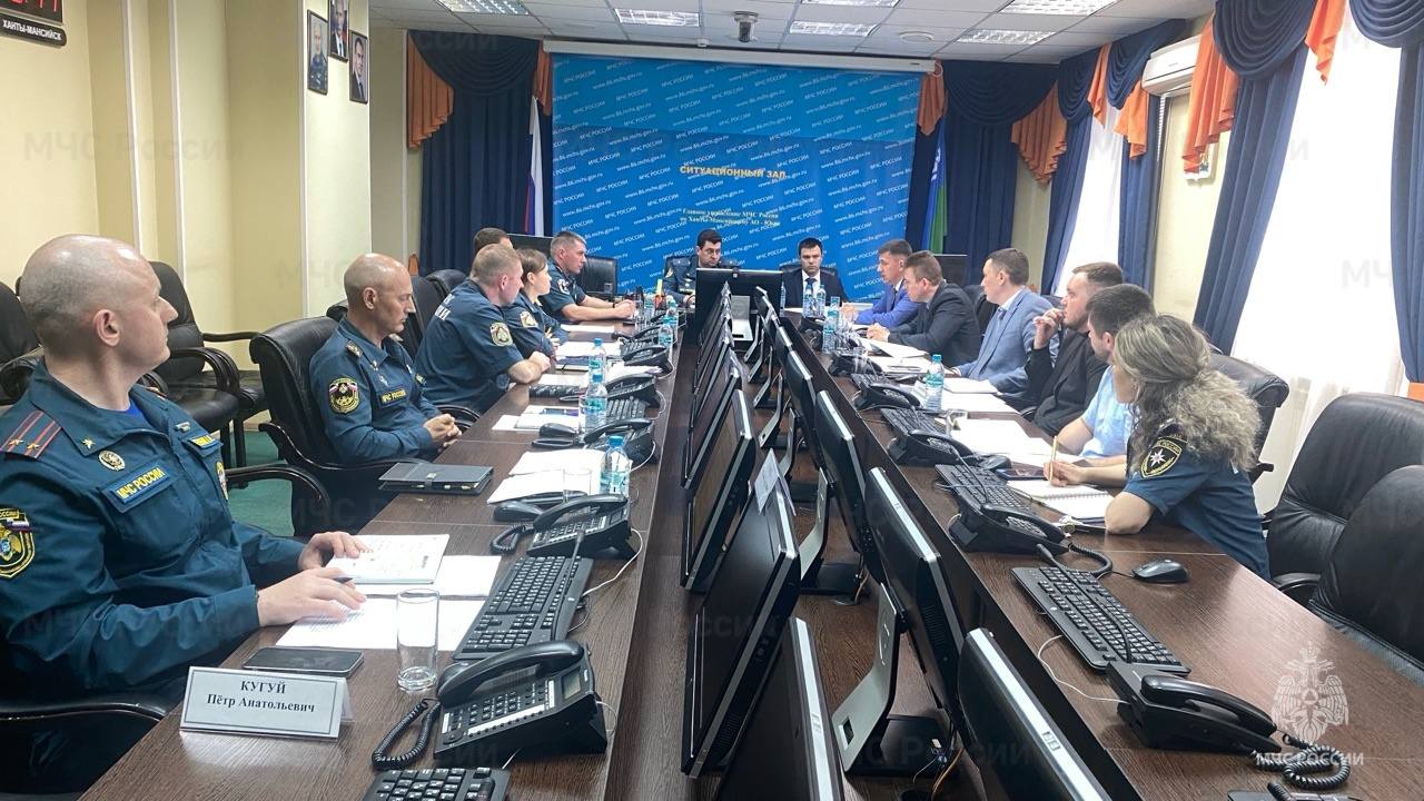 В Главном управлении обсудили вопросы безопасности Югры 4 июня в Главном управлении состоялась рабочая встреча с руководством Департамента региональной безопасности Ханты-Мансийского автономного округа – Югры, посвященная актуальным вопросам гражданской обороны, защиты населения и территорий от чрезвычайных ситуаций, обеспечения пожарной безопасности и безопасности на водных объектах. В ходе мероприятия были рассмотрены следующие ключевые вопросы: совершенствование работы единых дежурно-диспетчерских служб ЕДДС ; повышение эффективности надзорной деятельности и профилактики пожаров; обеспечение безопасности на водных объектах. Встреча стала важным шагом к комплексному решению проблем в области гражданской обороны, пожарной безопасности и защиты населения от чрезвычайных ситуаций в Ханты-Мансийском автономном округе – Югре. Подробнее читай на нашем сайте. МЧС ХМАО-Югры #МЧСХМАО #МЧСЮгры #МЧС_ХМАО_Югры