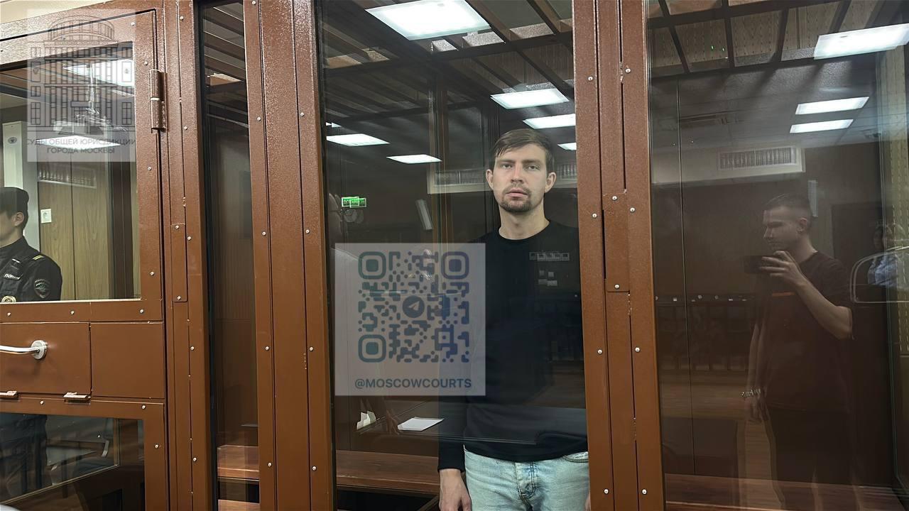 Суд в Москве приговорил к году и шести месяцам заключения мужчину который домогался женщин на улице по заданию Алекса Лесли Тверской суд Москвы признал виновным Алексея Б по делу о насильственных действиях сексуализированного характера Об этом пишет телеграм канал Осторожно Москва Меня устраивает этот приговор Я сразу говорила адвокатам что не хочу чтобы он получил максимальный срок Я рада что это полтора года а не три рассказала пострадавшая Полина Хохлома Алексея задержали в июне в Тульской области Во время обыска у него нашли сертификат о прохождении курса секс коуча Алекса Лесли Ранее в Москве суд запретил интернет ресурсы с курсами Лесли в которых он призывал домогаться женщин Против него в России завели уголовное дело он находится в розыске Дело возбудили после того как несколько учеников Лесли в июне приставали к женщинам на улицах Москвы