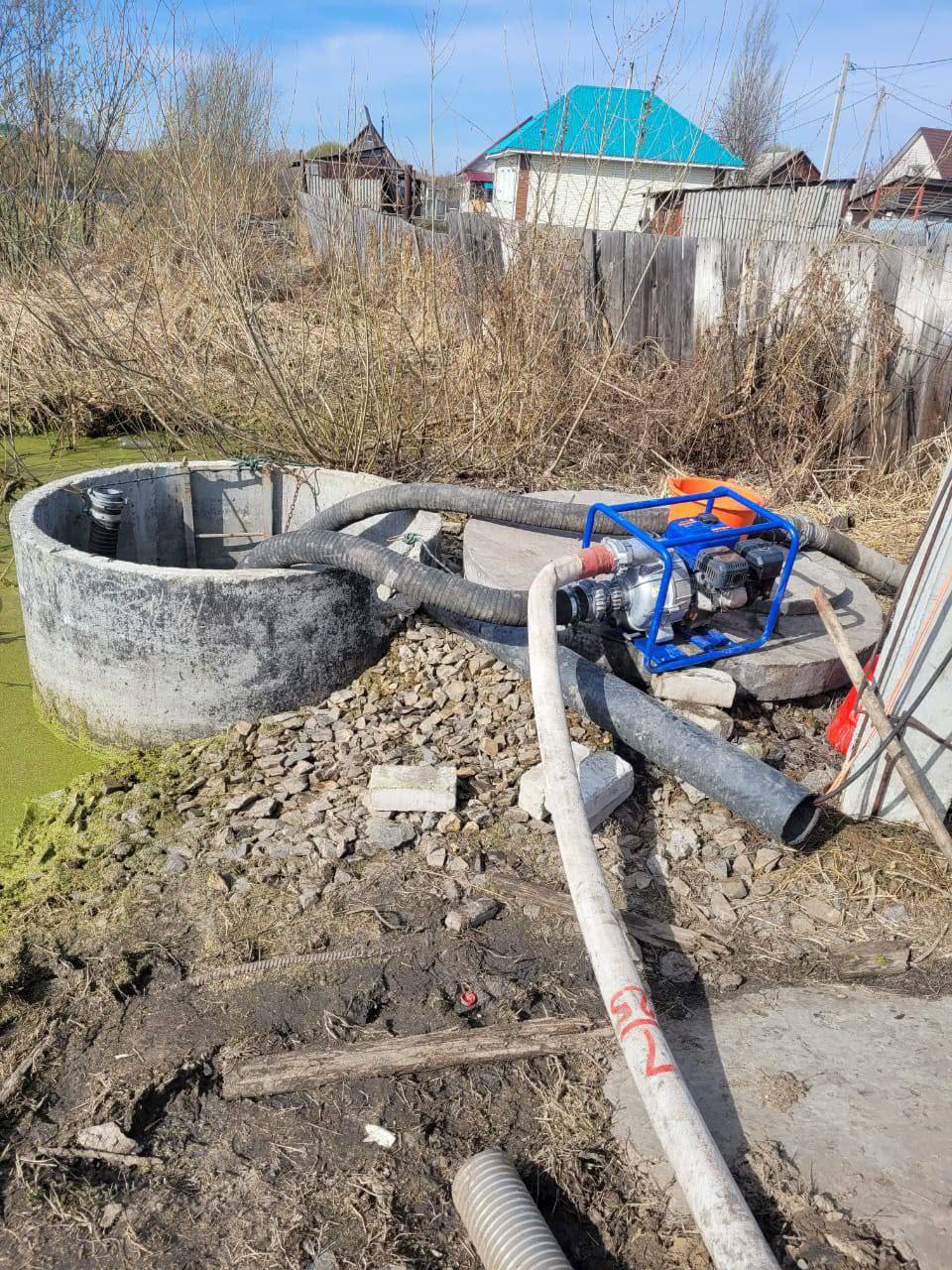 С улиц села Лебяжье откачивают воду, чтобы не допустить подтопления домов Работы идут на улицах Отрадной, Цветочной, Тепличный комбинат, Березовая роща, Молодёжной, Полевой и Зеленой, сообщили в администрации города. В ликвидации последствий паводка задействовано восемь человек и четыре единицы откачивающей техники с помпой. Паводковая ситуация в Центральном районе на особом контроле в администрациях города и района. В районной администрации ведется прием телефонных звонков от жителей, чьи дома оказались в зоне подтопления. Телефон диспетчера: 63-08-25.
