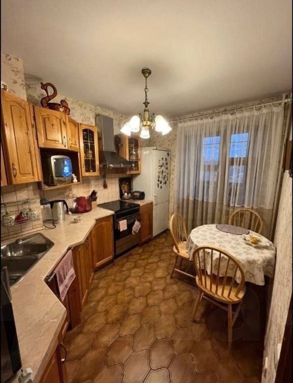 Две московские пенсионерки развязали битву из за квартиры якобы проданной под влиянием мошенников 77 летняя Светлана решила поселиться ближе к детям и купила неподалёку от них двухкомнатную квартиру за 15 млн рублей Но заселение затягивалось бывшая владелица 75 летняя Наталья не спешила вывозить вещи Наталья освободила квартиру от мебели только спустя полгода Но через несколько дней она сообщила покупателю печальную новость и теперь вещи вывозить уже должна была Светлана так как суд скоро вернёт квартиру бывшей хозяйке Основание привычное сделка совершена под влиянием мошенников все деньги переданы им Теперь пенсионерки выясняют кто будет жить в квартире banksta