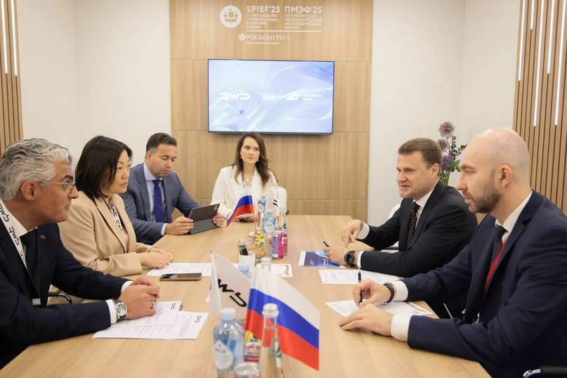 Дальний Восток и Арктика Минвостокразвития РФ VK Дальневосточным брендам помогут нарастить продажи на крупнейшем российском маркетплейсе Предпринимателям стали доступны уникальные возможности продвижения и рекламы товаров на маркетплейсе Wildberries, а также логистики и обучения, предусмотренные программой «Платформа роста» реализуется компанией Wildberries и Russ . Механизмы поддержки дальневосточных брендов, модель взаимодействия платформы с регионами ДФО обсудили министр по развитию Дальнего Востока и Арктики Алексей Чекунков и глава РВБ объединенной компании Wildberries и Russ Татьяна Ким. Встреча состоялась на полях ПМЭФ. Алексей Чекунков: «Цифровые платформы - один из ключевых столпов новой экономики. "Платформа роста" позволит дальневосточным брендам масштабироваться, повысить обороты и эффективность бизнеса. Платформенные решения обеспечивают существенное снижение операционных издержек.