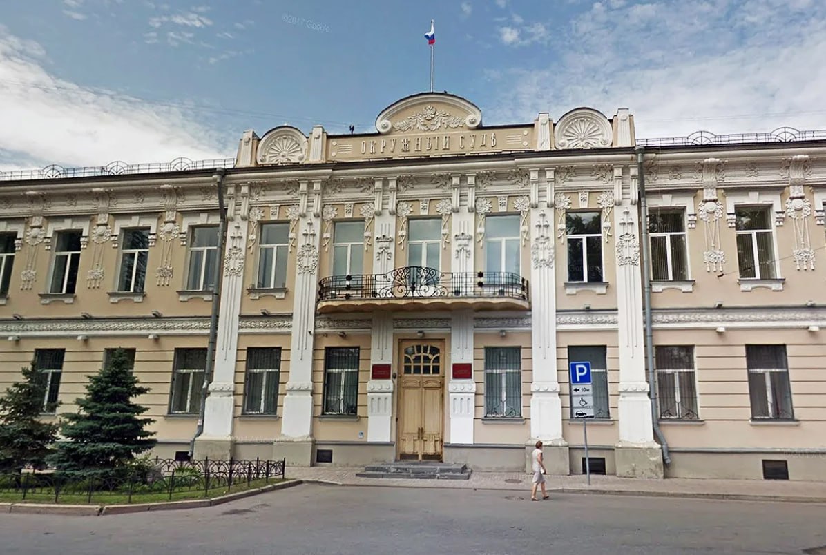 Самарский облсуд перенёс заседание по коллективному иску граждан к Правительству СО из за неисполнения ответчиком требований суда Иск касается социально значимых нормативно правовых актов регулирующих КРТ и процесс переселения Люди попытаются оспорить массовые нарушения при реализации КРТ от принудительного выселения в человейники без инфраструктуры на окраине до мутного капремонта в подлежащих сносу домах Суд потребовал от Правительства документы или пояснения Ещё до заседания судья обязала чиновников представить тексты или заверенные копии оспариваемых постановлений 340 513 660 663 нормативные обоснования их принятия сведения о публичных обсуждениях или оценке регулирующего воздействия доказательства надлежащего опубликования иные документы подтверждающие законность их издания Если Правительство этого не сделало суд не может двигаться дальше потому что объект оспаривания юридически не доказан суд не видит официальных актов То есть судья зафиксировала процессуальное нарушение со стороны ответчика а не истцов Это подтверждает что дело принято всерьёз Судья Щетинкина И А могла бы просто оставить без движения или отказать в принятии Но раз она перенесла слушание из за их непредставления значит дело уже фактически принято к производству Суд иными словами вошёл в стадию проверки законности актов что для такого дела серьёзный процессуальный шаг говорит эксперт Т Л Что интересно юрист Правительства заявил на суде что оспаривание нормативных актов должно идти в Конституционном суде И просил отклонить иск А это мягко говоря неверно Согласно статье 22 КАС РФ если оспариваемый документ принят не федеральным законодателем а региональным исполнительным органом он оспаривается в областном суде а не в КС РФ Видимо поэтому чиновники решили не предоставлять никаких доков и быстро порешать дела на месте Однако судья проявила принципиальность Редчайшее явление в самарской судебной практике до настоящего момента почти все дела по застройке в регионе принимались исключительно в пользу стройбанов Также в ходе заседания была вскрыта негативная характеристика самарского КРТ Во многих других субъектах РФ включая даже территории с временной или особой правовой ситуацией как ЛНР правила о КРТ установлены законами тогда как в СО только постановлениями Правительства Иными словами Там закон акт законодательного органа У нас подзаконные акты чиновники сами придумали правила без утверждения думой То есть в Самаре просто тупо всё порешали и решили это решалово прикрыть якобы положениями Конституционного суда Согласно статье Конституции РФ жилищное и градостроительное законодательство относятся к совместному ведению Российской Федерации и субъектов То есть субъект вправе принимать свой закон но не может делегировать себе законодательную власть через подзаконные постановления недоумевают эксперт Т Л По его словам в Градостроительном кодексе РФ указано что нормы определяющие порядок изъятия выкупа предоставления жилья компенсации и гарантий должны устанавливаться законом субъекта а не актом исполнительной власти А в Самарской области как раз наоборот всё что определяет судьбу людей при КРТ от критериев включения до компенсаций регулируется постановлениями изданными чиновниками В Самарской области Правительство узурпировало нормотворческую функцию установив обязательные правила без участия представительного органа Губернской Думы негодует Т Л Но пока рано пить Боржоми Увы вся эта ситуация пока не даёт никаких шансов на то что суд вынесет иск в пользу жителей Закон о КРТ ещё должна принять Самарская губернская Дума Но вы же сами прекрасно понимаете что сегодня она собой представляет На 2 3 представители коллективного Демиурга и стройбанов Если надо будет то она этот закон примет на раз два три И все людоедские принципы самарского КРТ будут сохранены бегом марш в человейник на окраине без инфраструктуры через шантаж обман угрозы и пожары Стройбан форевер