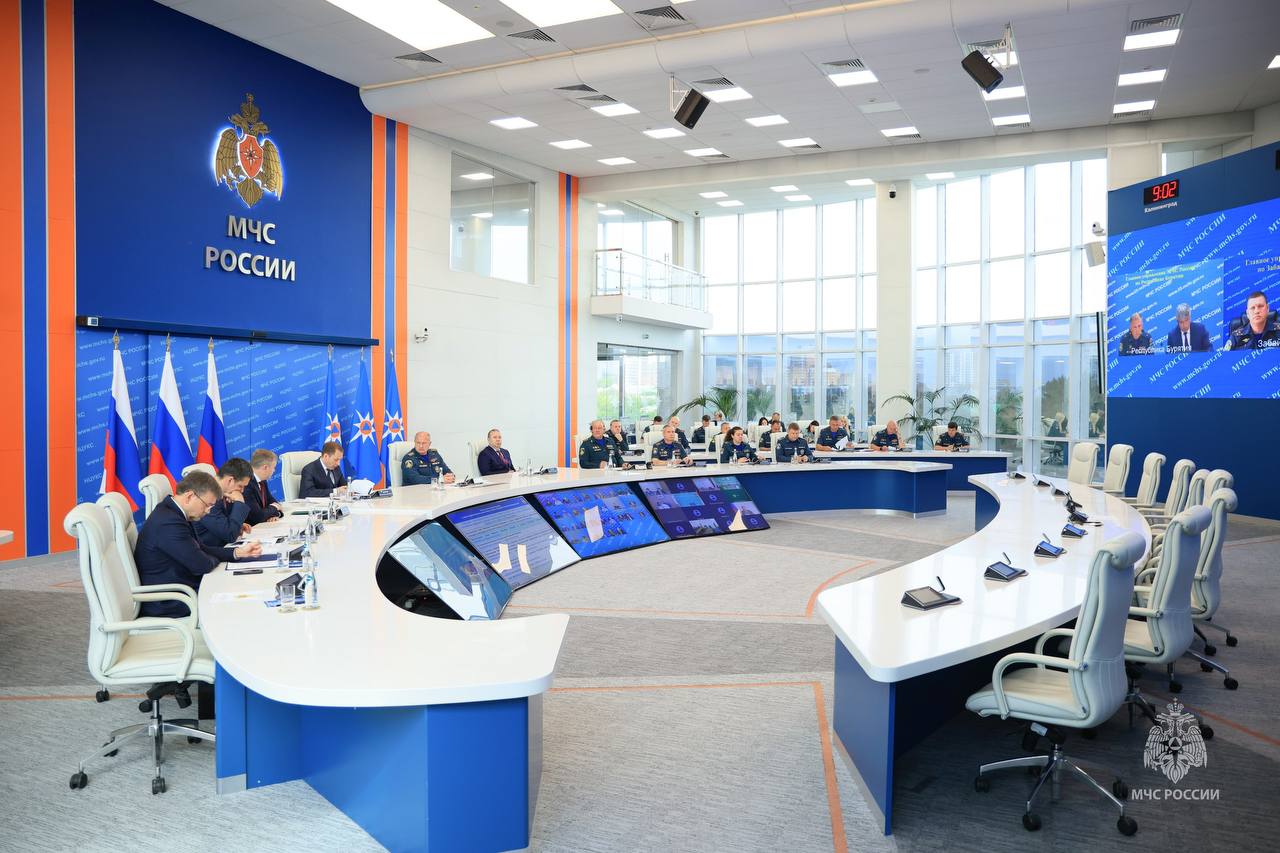  МЧС России, органы управления, силы и средства территориальной подсистемы РСЧС держат на контроле прохождение пожароопасного периода 14 июля прошло совместное совещание МЧС России и Минприроды РФ о прохождении пожароопасного сезона 2025 года на территории ЦФО, Забайкальского края и Республики Бурятия под председательством Министра по делам гражданской обороны, чрезвычайным ситуациям и ликвидации последствий стихийных бедствий Александра Куренкова. В совещании в режиме видеоконференции приняли участие начальник Главного управления МЧС России по Владимирской области Алексей Купин, губернатор области Александр Авдеев, представители регионального Правительства, надзорных ведомств. Об итогах совещания и работе, проделанной для обеспечения безопасного прохождения пожароопасного сезона 2025 года, читай на сайте.