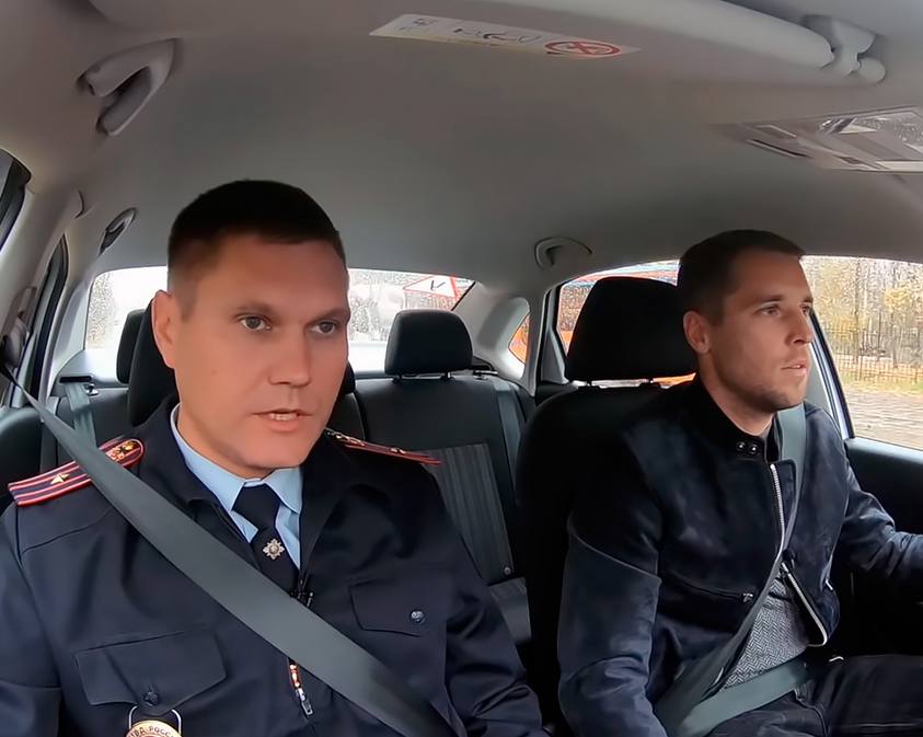 Во Владивостоке отменили фиксированные маршруты на экзаменах по вождению  С 5 августа Владивосток перешёл на новую систему приёма практического экзамена на права. Теперь у кандидатов не будет заранее известного маршрута — инспекторы могут выбирать любой участок города, начиная экзамен в одном районе и заканчивая в другом. Автошколы будут получать информацию о месте сбора только накануне, до 16:00. В ГИБДД считают, что такие условия позволят объективнее оценить навыки будущих водителей в реальных условиях, а не по заученному маршруту.    А что еще произошло?