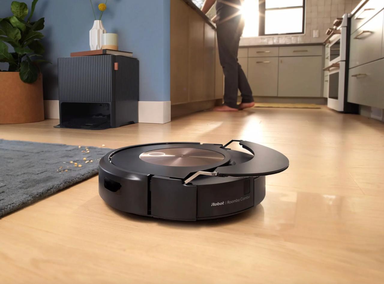 Как легендарный производитель роботов пылесосов iRobot дошел до банкротства Компания iRobot 2010 х была бесспорным лидером на рынке роботов пылесосов А всего она продала более 50 млн устройств Но сейчас iRobot объявила о банкротстве И мне стало интересно как можно было упустить лидерство и дойти до такого состояния Сама компания была основана еще в 1990 м тремя выходцами из MIT Родни Бруксом Колином Энглом и Хелен Грейнер И изначально сфера была совсем другой iRobot занималась роботами для военных и спасателей Ее роботов армия США например использовала в Ираке и в Афганистане И этим направлением компания занималась до 2016 года когда продала это подразделение Первый робот пылесос у iRobot появился в 2002 м пожалуй их самая известная модель Roomba И все нулевые и десятые компания была безусловным лидером на этом рынке В Северной Америке в 2018 м году iRobot занимала 85 Еще в 2005 компания вышла на биржу и привлекла там 103 млн а до этого насобирала 38 млн инвестиций Как пишет TechCrunch в 2015 м у iRobot даже появился собственный венчурный фонд который хотел вкладываться в робостартапы на seed стадии В какой момент все пошло не так Переломным стал 2021 й год Именно в том году был пик выручки около 1 5 млрд а потом она начала падать TechCrunch среди причин называет хаос с поставками во время ковида и китайских производителей которые наводнили рынок своими моделями Кстати именно в 2022 м у iRobot намечалась сделка ее хотел купить Amazon за 1 7 млрд чуть больше годовой выручки И для компании пожалуй это стало бы хорошим исходом Но в 2024 м сделка развалилась из за европейских регуляторов Как пишет The Verge они побоялись что сделка будет угрожать конкуренции Amazon тогда заплатил компенсацию в 94 млн Но почти вся она пошла на погашения кредита в 200 млн в который влезла iRobot После провала сделки из компании ушел CEO и сооснователь Колин Энгл пришлось сокращать около 31 штата примерно 350 человек акции полетели вниз Почему iRobot стала проигрывать рынок китайским компаниям Уж за 20 лет можно же было накопить опыта чтобы противостоять им У New York Times есть интересное описание причин Издание пишет что пылесосы iRobot ориентировались в пространстве по данным от камеры А китайские производители стали использовать лидары И владельцы даже дешевых роботов пылесосов с лидарами были довольнее владельцев пылесосов iRobot NYT даже анализировал отзывы с помощью AI Владельцы китайских моделей с лидарами очень хвалили навигацию А владельцы iRobot либо нейтрально отзывались про навигацию либо ругали К тому же iRobot стал терять позиции в бюджетном сегменте Как пишет NYT в 2021 м году 60 выручки им приносили старые модели которые ориентировались по принципу натыкания на препятствия Как раз в том момент стали появляться дешевые но более умные китайские модели с лидарами И покупать древние модели iRobot чтобы сэкономить стал абсолютно невыгодно Как пишет NYT iRobot все же одумалась и в 2025 м выпустила новую линейку роботов пылесосов Но фишка в том что их разработкой и дизайном занималась сторонняя компания Та самая китайская Picea Robotics которой сейчас хотят отдать банкротящуюся iRobot В третьем квартале 2025 го выручка iRobot оказалась ниже даже ее собственных ожиданий На счетах у нее было меньше 25 млн И нужно было искать покупателя или инвестиции чтобы избежать банкротства Но похоже найти денег не получилось TheEdinorogBlog тот самый канал про стартапы