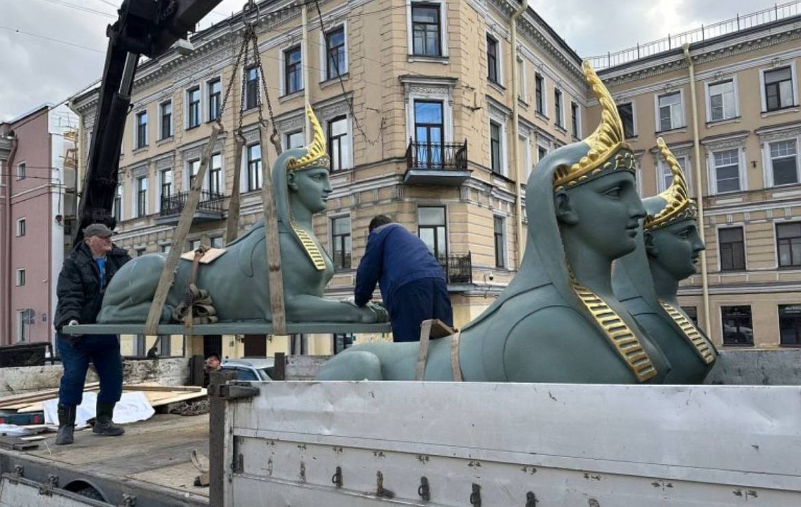 В Петербурге демонтировали знаменитых египетских сфинксов Сфинксы Египетского моста покинули свои постаменты Их демонтировали погрузили в грузовик и увезли но беспокоиться не стоит Как уточнили в Музее городской скульптуры Петербурга их перевезли в мастерские для реставрационных работ Специалисты отмечают что с момента последней реставрации прошло два года и в течение этого времени скульптуры находились под наблюдением музейных экспертов Ухудшение состояния сфинксов стало заметно после новогодних праздников когда на постаменты и лапы скульптур без согласования с музеем были установлены новогодние украшения После обращения музея украшения были сняты однако лакокрасочный слой скульптур успел пострадать Поскольку срок гарантийных обязательств подрядчика проводившего реставрацию еще не истек было принято провести работы в мастерской Там специалисты также устранят повреждения на позолоченных деталях Ожидается что сфинксы вернутся на свое историческое место весной следующего года