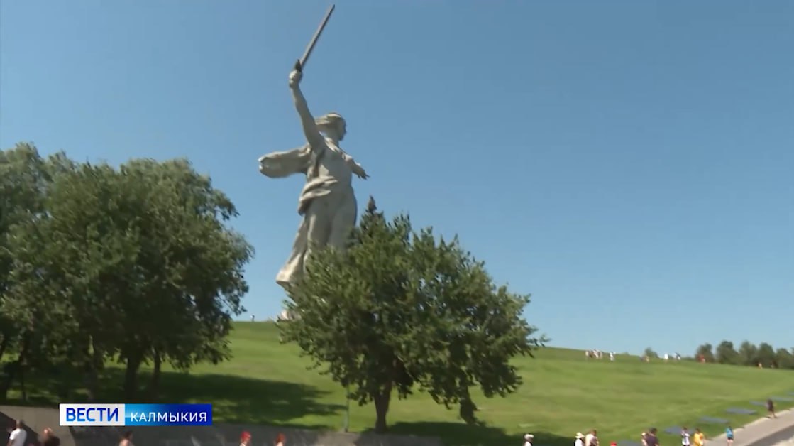 Сегодня в Волгограде стартует 12 телевизионный фестиваль военно-патриотических фильмов и программ «Вечный огонь» под патронатом ВГТРК. Он приурочен к 80-й годовщине Победы в Великой Отечественной войне. Главная цель «Вечного огня» – привлечение внимания широкой общественности к темам всенародного подвига, мужества и героизма участников специальной военной операции, патриотического воспитания населения и консолидации общества перед лицом современных вызовов и угроз. В преддверии фестиваля большая работа была у жюри. Его состав говорит сам за себя: возглавляет заместитель генерального директора ВГТРК, руководитель регионального департамента Рифат Сабитов. Быть в курсе Прислать новость