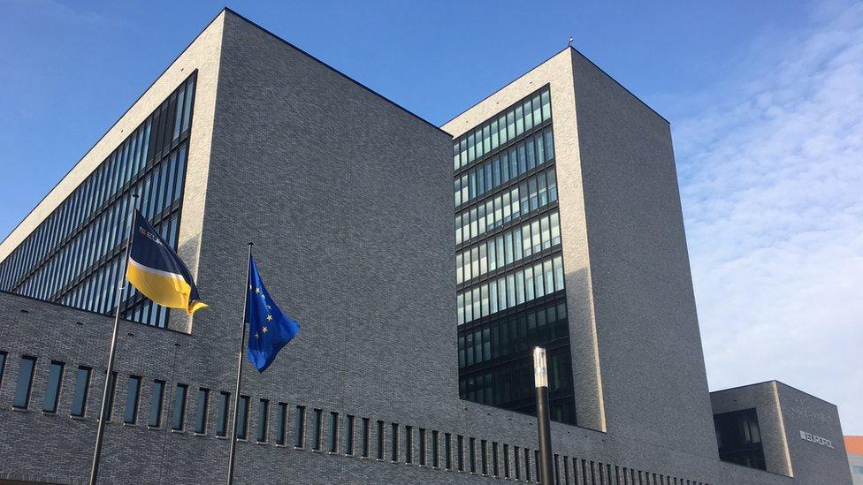В Нидерландах арестовали двух подростков по подозрению в шпионаже в пользу России В Гааге задержали двух 17 летних подростков которых подозревают в работе на российские спецслужбы Об этом сообщает газета De Telegraaf со ссылкой на прокуратуру По версии следствия юношей через Telegram связали с российскими кураторами и дали им задания В частности они должны были использовать специальные устройства так называемые WLAN Sniffer возле канадского посольства а также зданий Europol и Eurojust Эти приборы позволяют выявлять и анализировать беспроводные соединения а также потенциально собирать данные из ближайших сетей Официальные подробности дела пока не раскрываются Нидерландские власти рассматривают этот эпизод как часть более масштабной кампании России по разведывательной деятельности в Европе BILD Russian