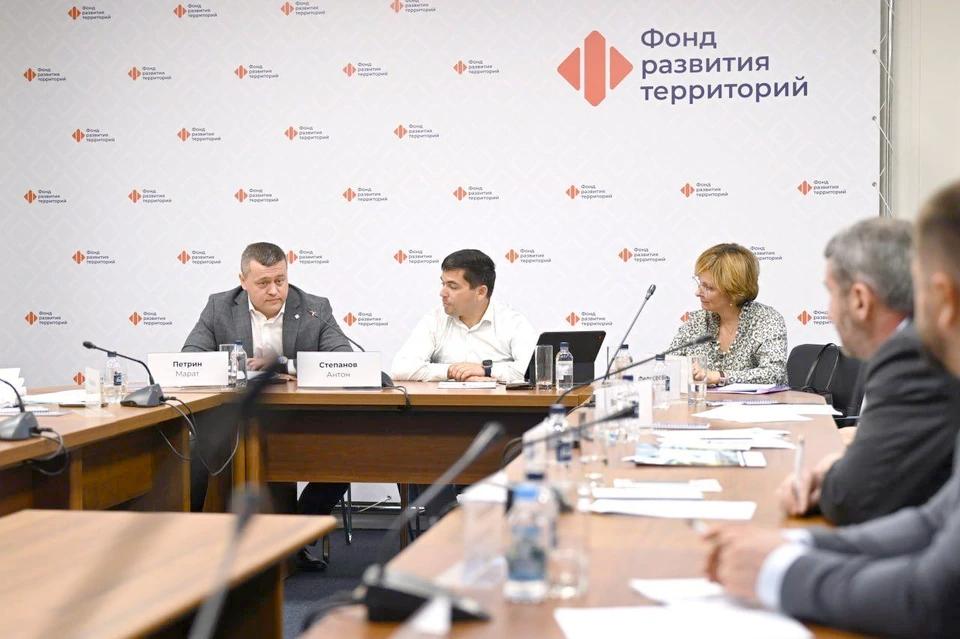 Третью часть коммунальной инфраструктуры ЛНР требуется заменить до 2030 года К 2030 году требуется обновить около трети объектов коммунального хозяйства ЛНР. Такую информацию озвучила представитель Минстроя ЛНР Ольга Чистякова, подводя итоги работы экспертного совета «Фонда развития территорий». Главной задачей совещания стало выявление наиболее эффективных методов улучшения состояния коммунальных систем. По результатам работы Ольга Чистякова подчеркнула, что в ЛНР активно реализуется программа по обновлению жилищно-коммунального комплекса, однако остается немало задач, требующих внимания. - Следует понимать, что модернизация ЖКХ займёт определённое время, нужно запастись терпением. Все работы уже ведутся, специалисты ежедневно трудятся на объектах, - подытожила она.