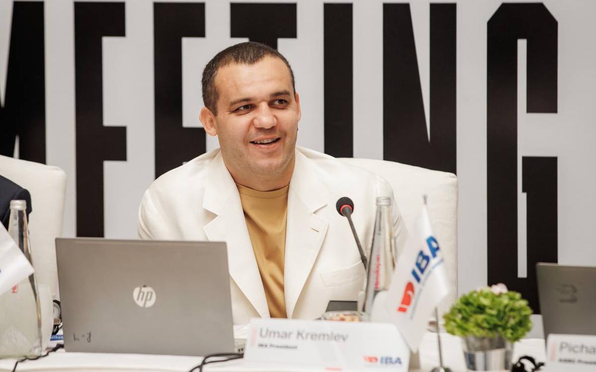 Умар Кремлев купил 40 в компании Азия Групп управляющей салонами красоты и парикмахерскими Партнером по сделке выступила Мария Семенова связанная с сетью премиальных салонов Asia Beauty Spa Надо сказать что ключевой актив для Умара Кремлева автодилер Рольф Изначально он был известен как председатель Международной ассоциации бокса и для него это первая инвестиция в beauty сегмент Во время диверсификации активов 30 40 млрд руб бизнесмен также вложился в производство БАДов под брендом Ipsum пишет Ъ