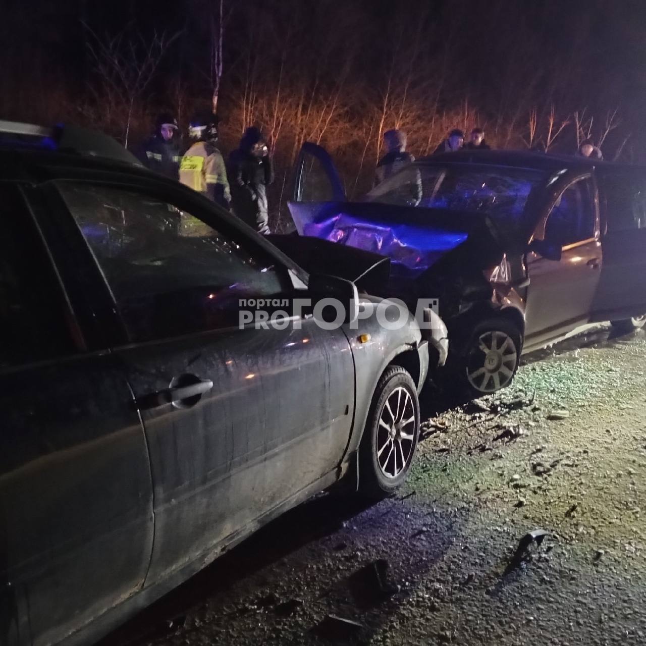 В Марпосадском районе произошло смертельное ДТП.  Предварительно, около Сутчево столкнулись две легковушки. Погибли два человека. Один выжил. Спасатели на месте.